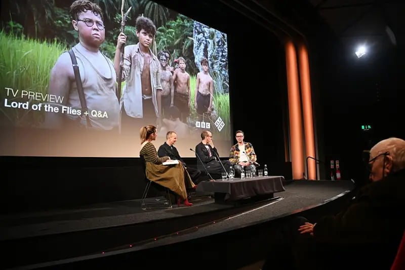 La nueva serie se enfoca más en los dilemas de la sociedad que los de la violencia infantil como lo hizo Adolescence