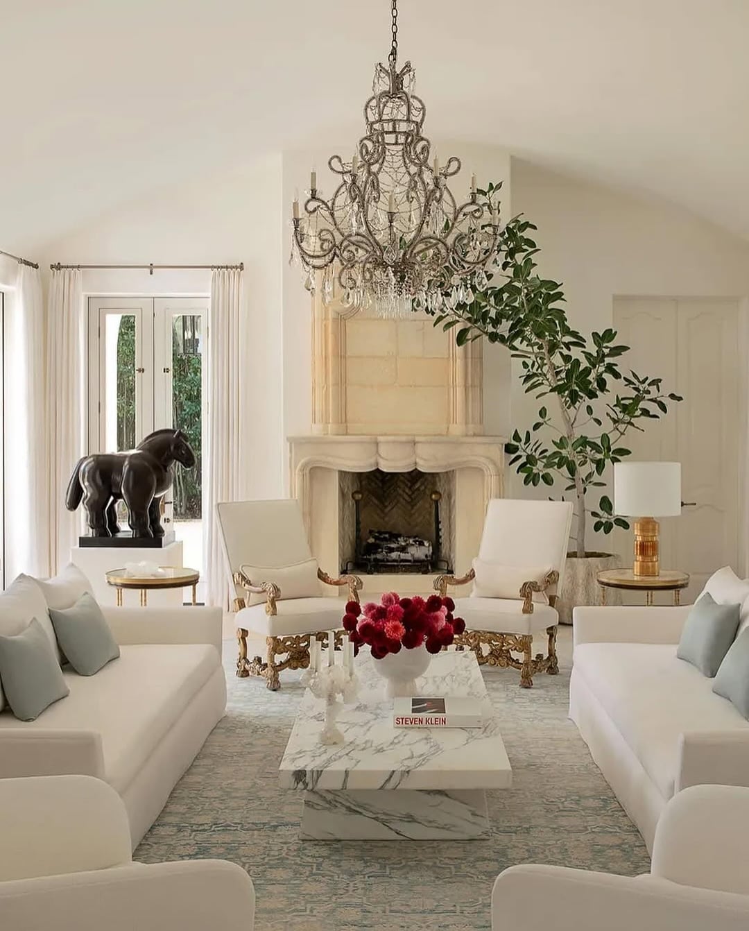 La sala principal tiene amplios ventanales que brindan mayor iluminación a la casa (Instagram/@luxury)