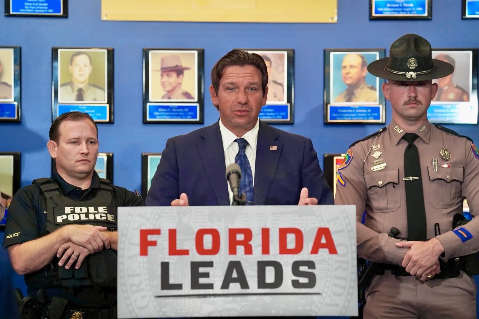 Florida: DeSantis habilita a 8000 agentes estatales para controles migratorios