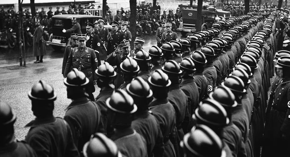 Ernst Röhm, jefe de la SA, inspecciona a las tropas de asalto del partido nazi (Hulton-Deutsch Collection/CORBIS/Corbis via Getty Images)