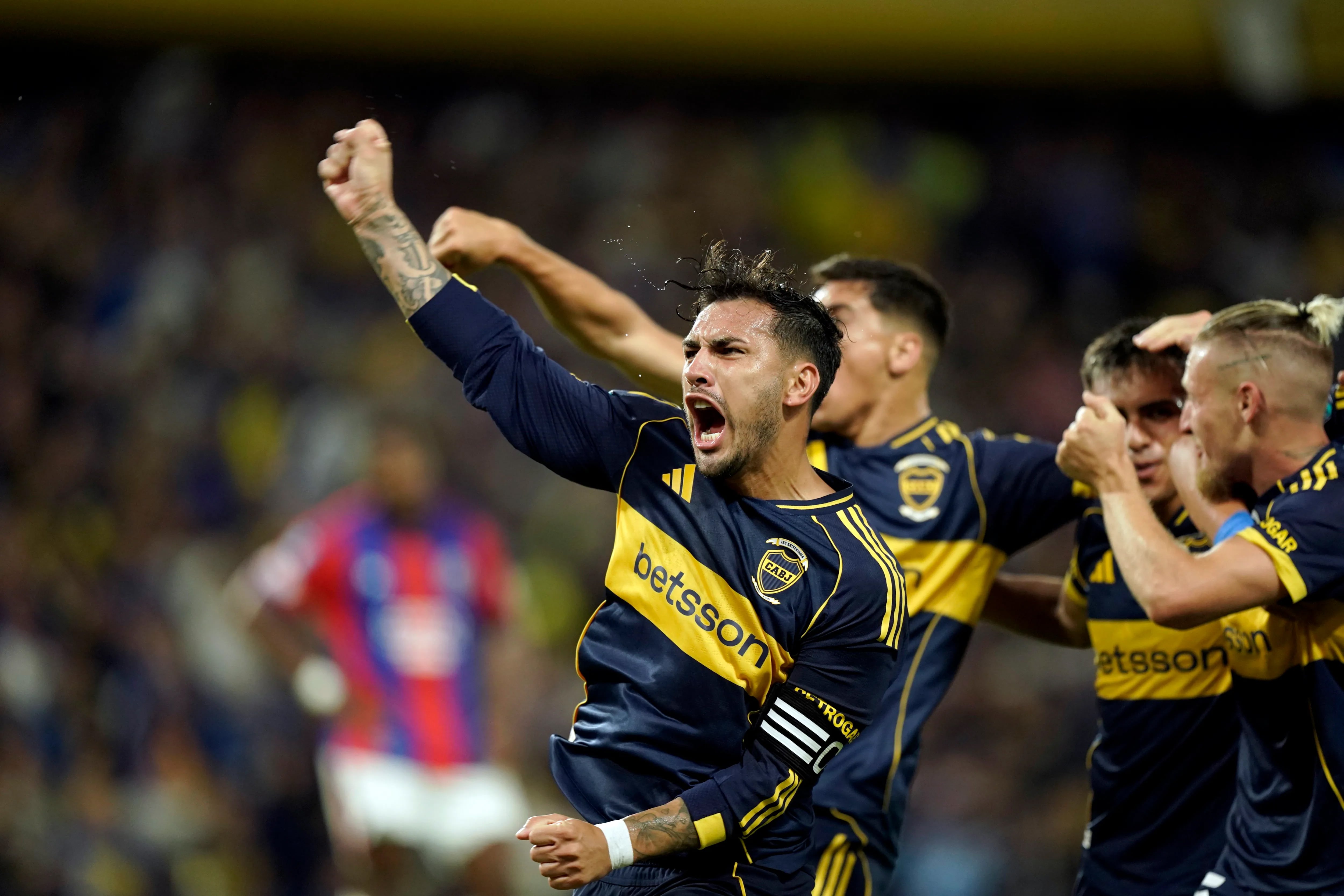 Paredes celebra el gol de Ascacíbar a San Lorenzo con una camiseta de Boca con el escudo que estrenó el club en 2025, para el 120 aniversario