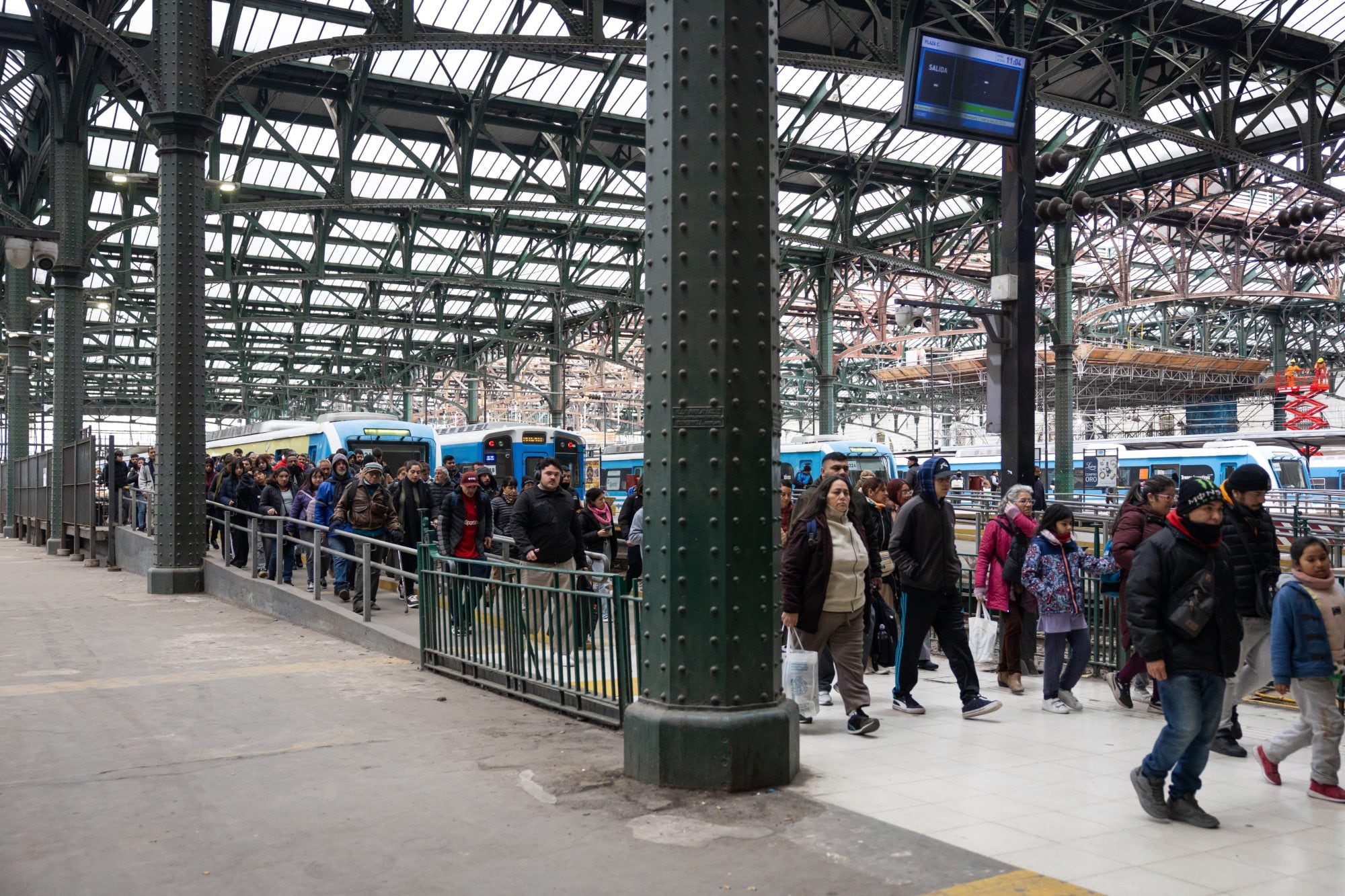 Los tradicionales tinglados de hierro y vidrio cobijan a las actuales formaciones electricas; cada día, los andenes son surcados por varios millares de personas