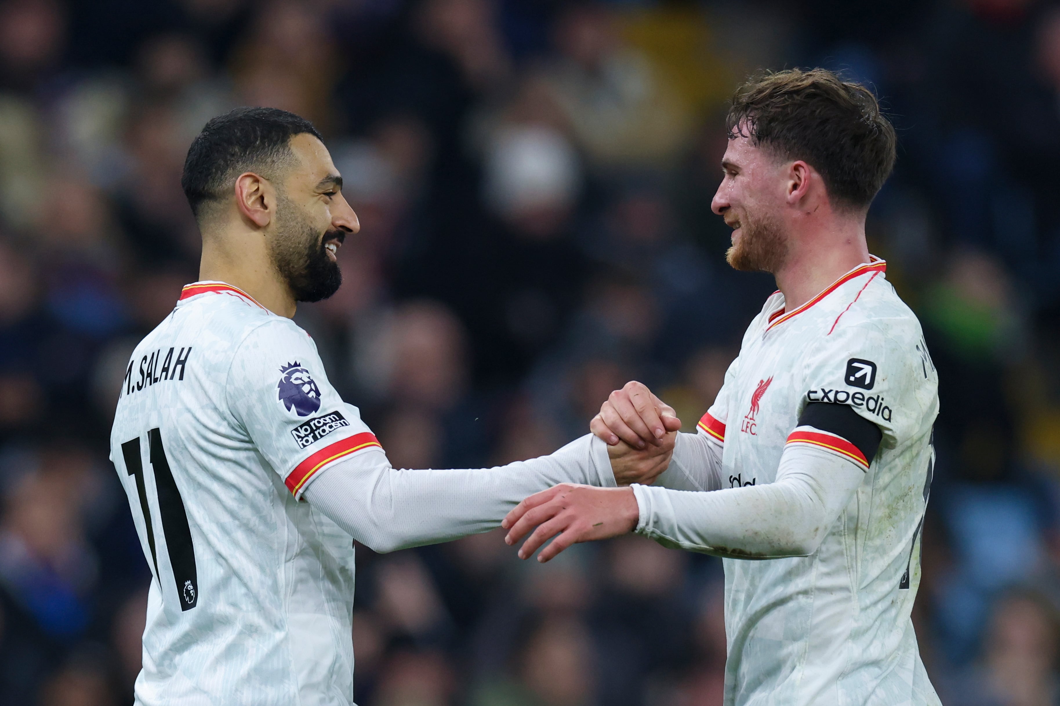 Mohamed Salah, de Liverpool, a la izquierda, celebra con Alexis Mac Allister, de Liverpool, después de anotar el primer gol durante el partido de fútbol de la Liga Premier inglesa entre Aston Villa y Liverpool en Villa Park en Birmingham, Inglaterra, el miércoles 19 de febrero de 2025. (AP Foto/Darren Staples)