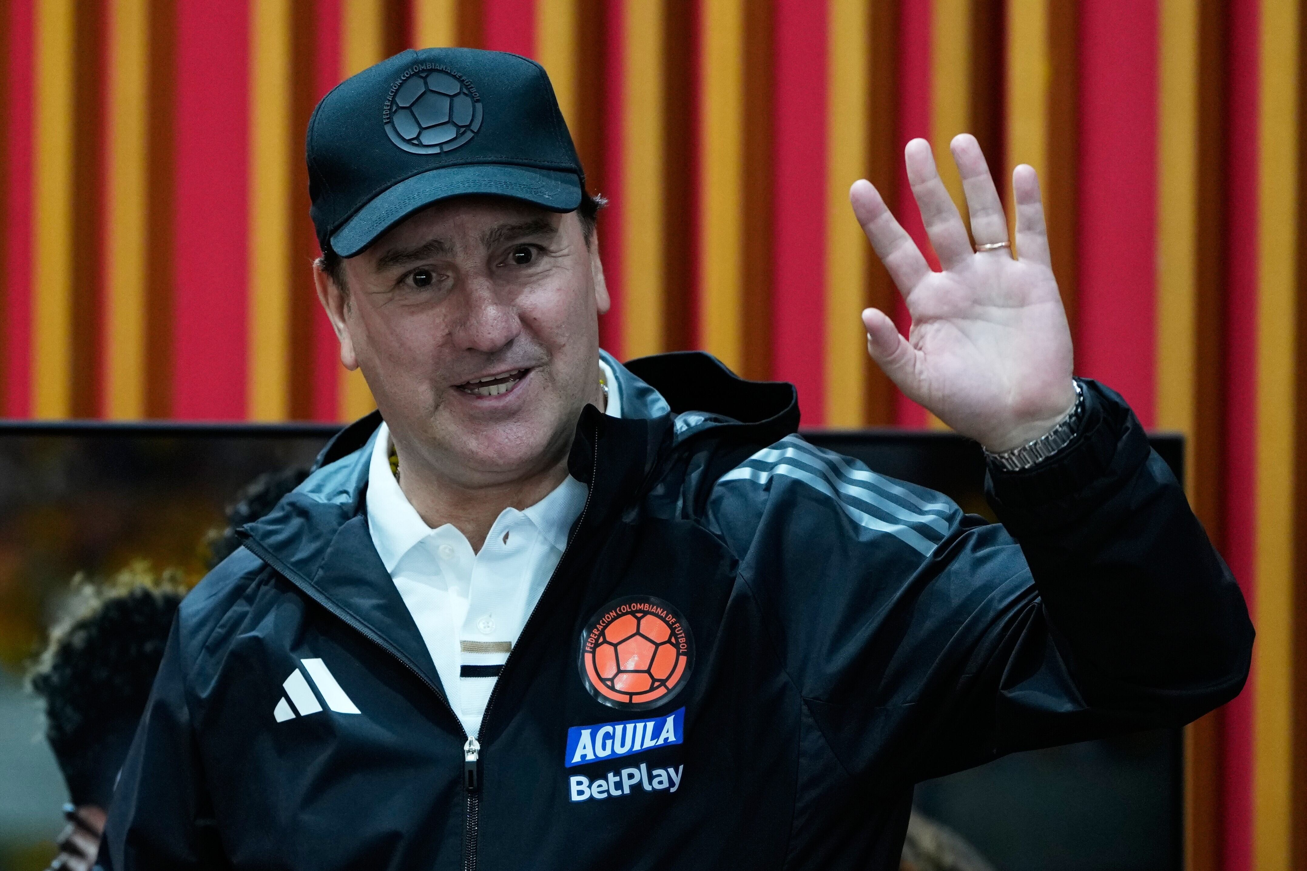 Néstor Lorenzo es uno de los entrenadores que más seduce a Riquelme, aunque tiene contrato con la selección de Colombia hasta el final del Mundial 2026.