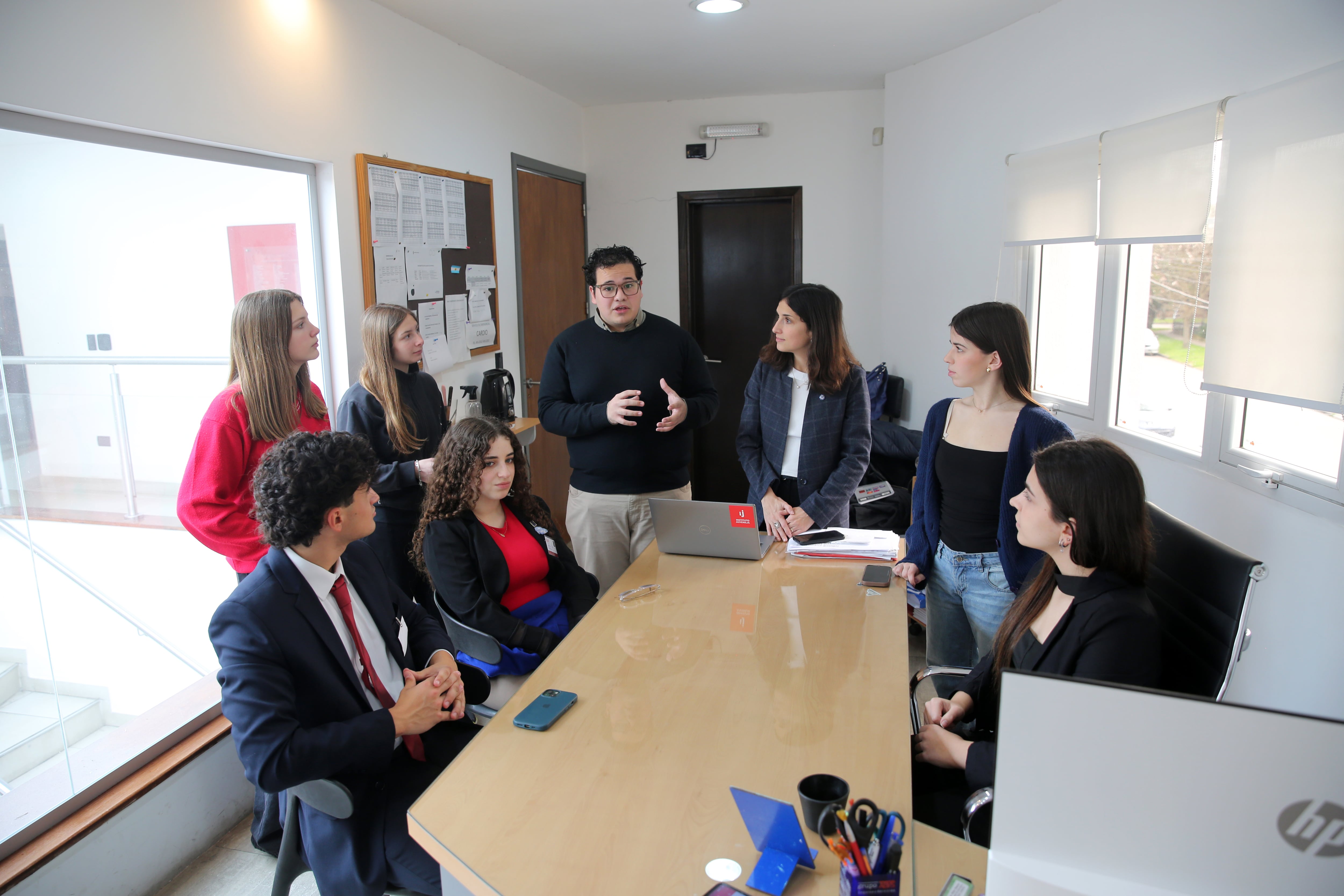 Parte de la delegación que participará del Modelo Global de Naciones Unidas durante una jornada de preparación para el viaje previsto para febrero próximo
