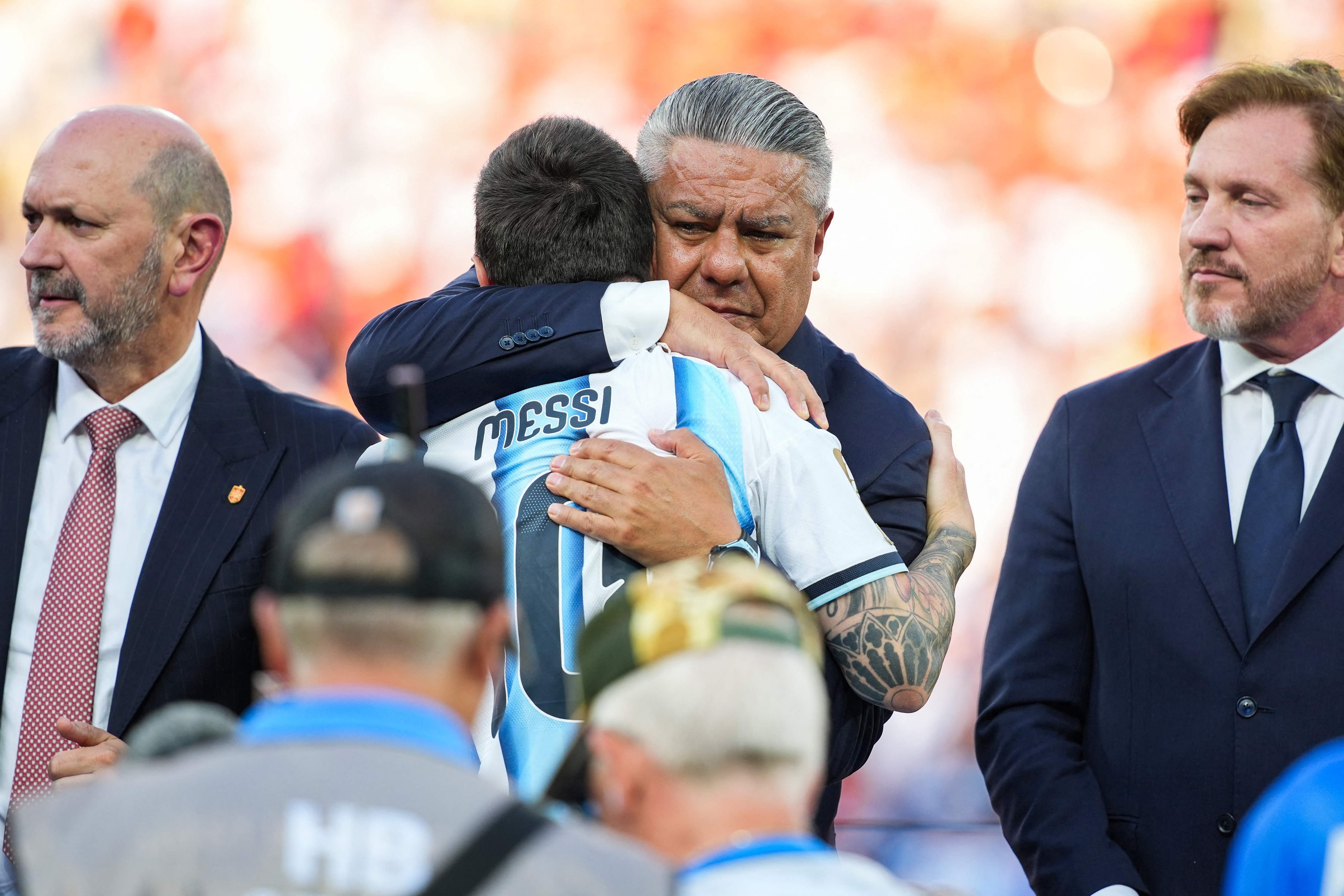 El abrazo de Chiqui Tapia con Messi, tras la final