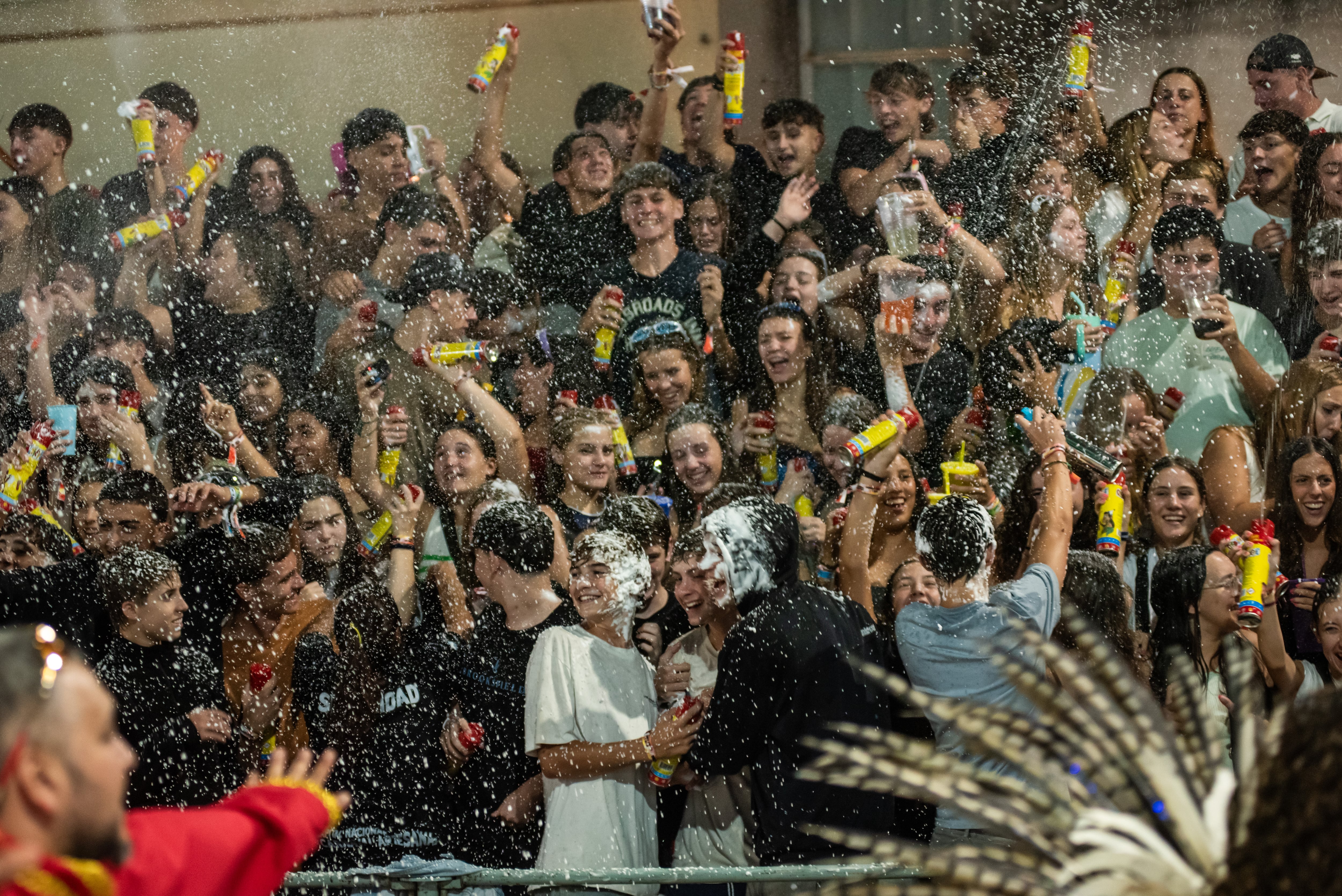 Los jovenes festejan con espuma artificial las noches de corsos