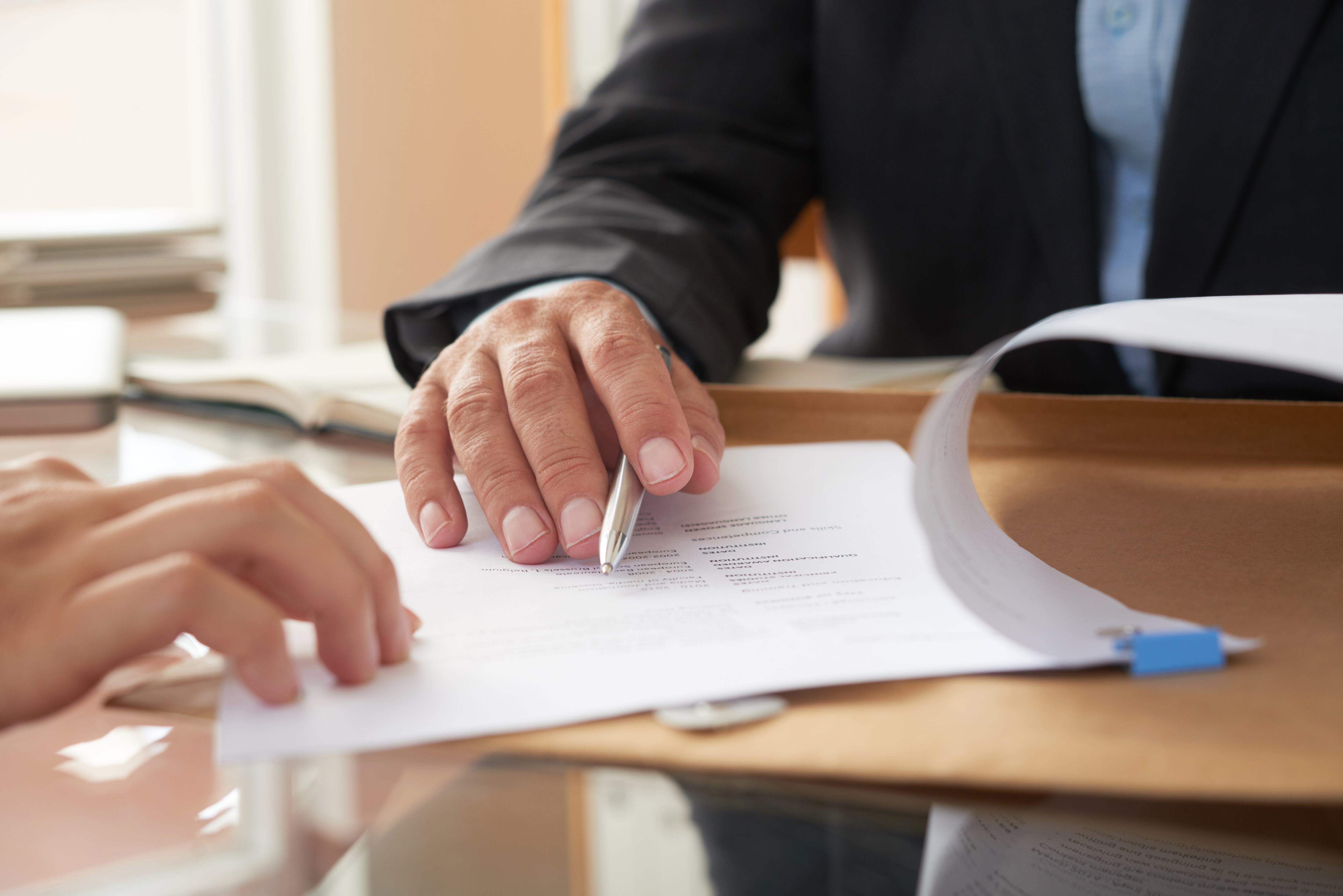 La inteligencia artificial puede funcionar como una primera herramienta para comprender un documento legal (Foto: Freepik)
