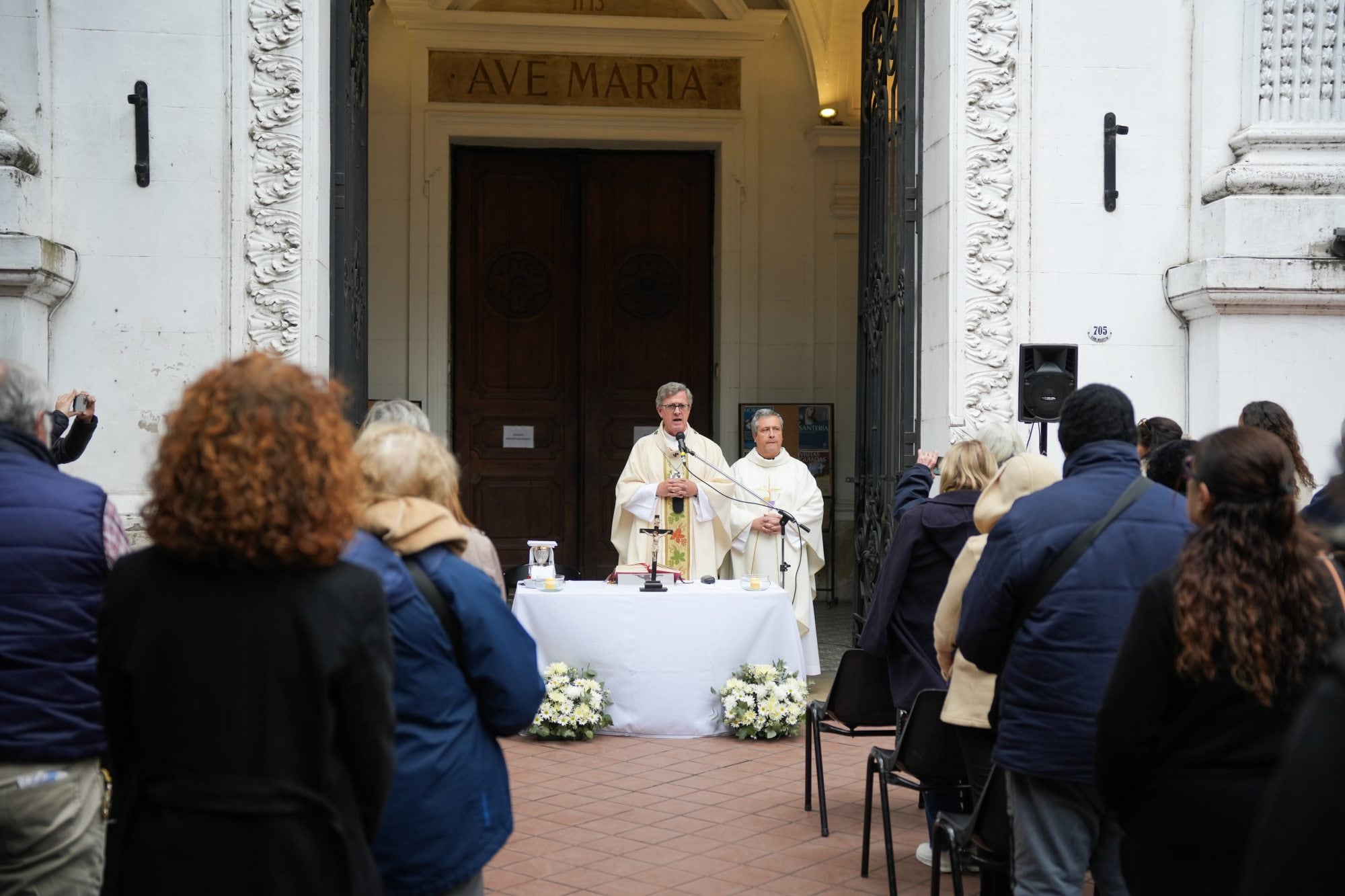 El arzobispo García Cuerva celebró la misa frente al templo y advirtió sobre el impacto de las obras en la zona