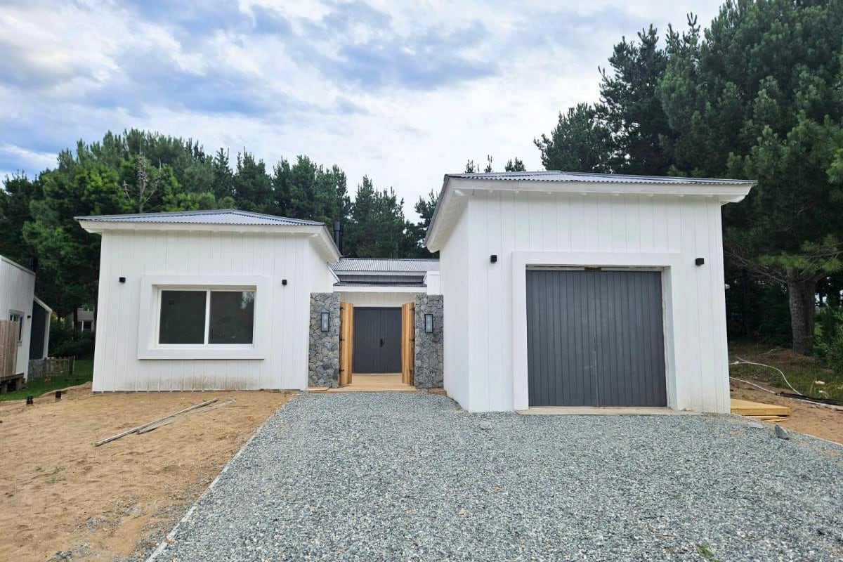 La casa, de un solo piso, dentro de Costa Esmeralda tiene cuatro cuartos con vista al verde o a la pileta