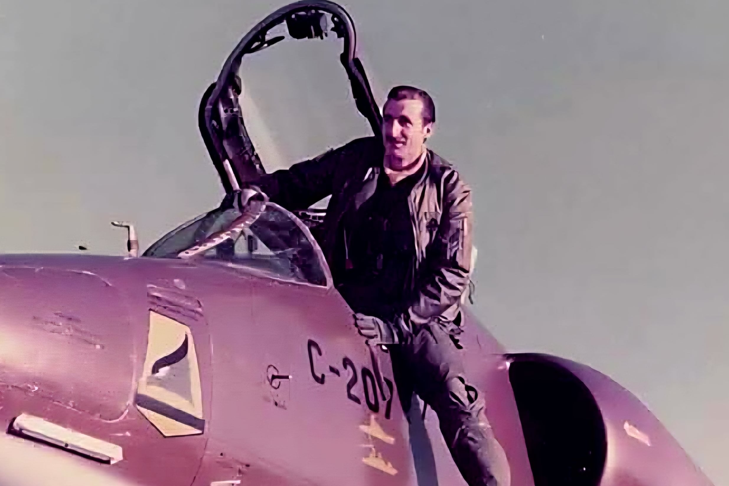 Murió Carlos Rinke, una leyenda de la aviación argentina, un piloto que golpeó duro a la flota británica en la Guerra de Malvinas