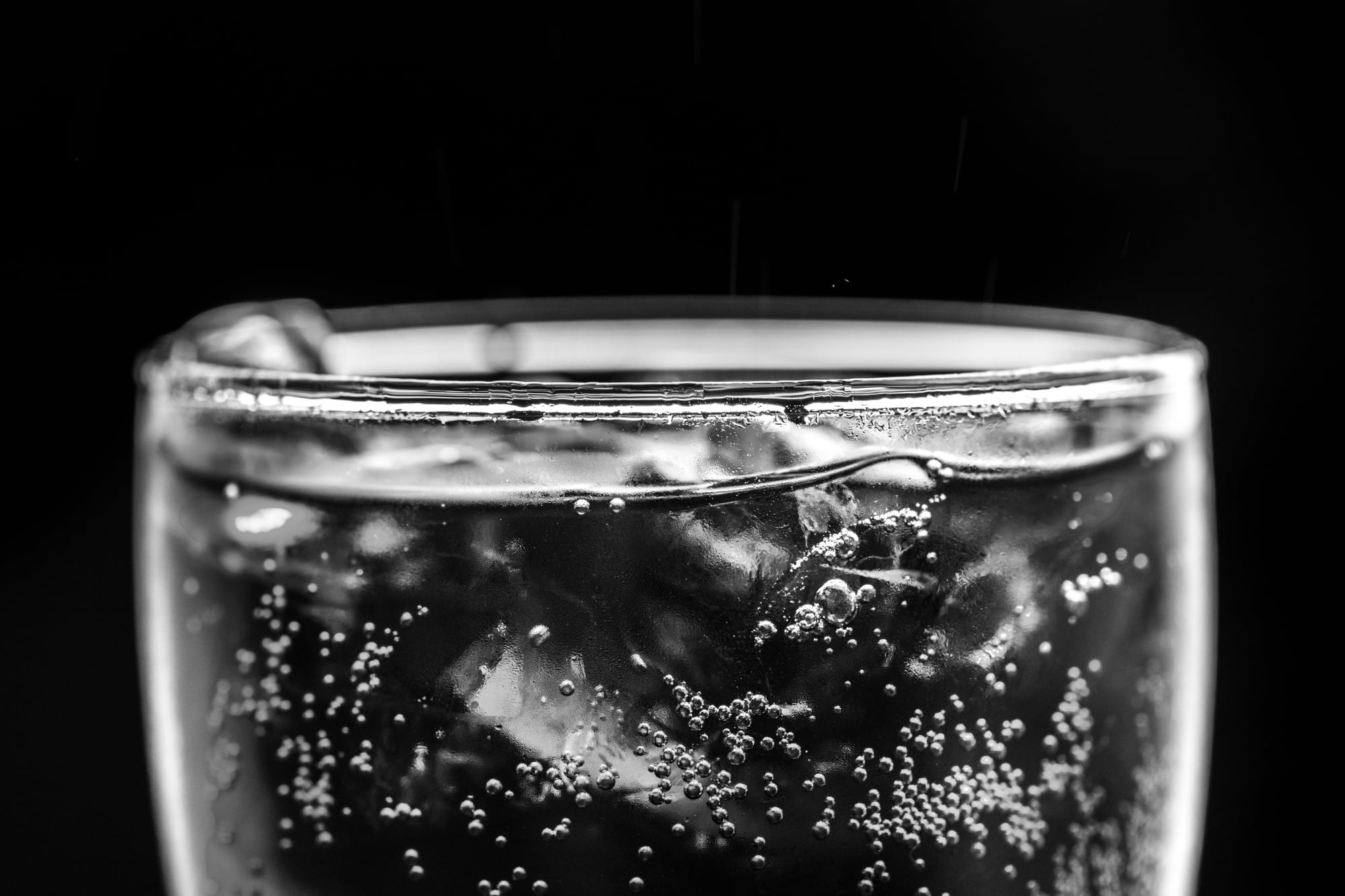 La carbonatación genera ácido carbónico, que vuelve a la bebida ligeramente ácida