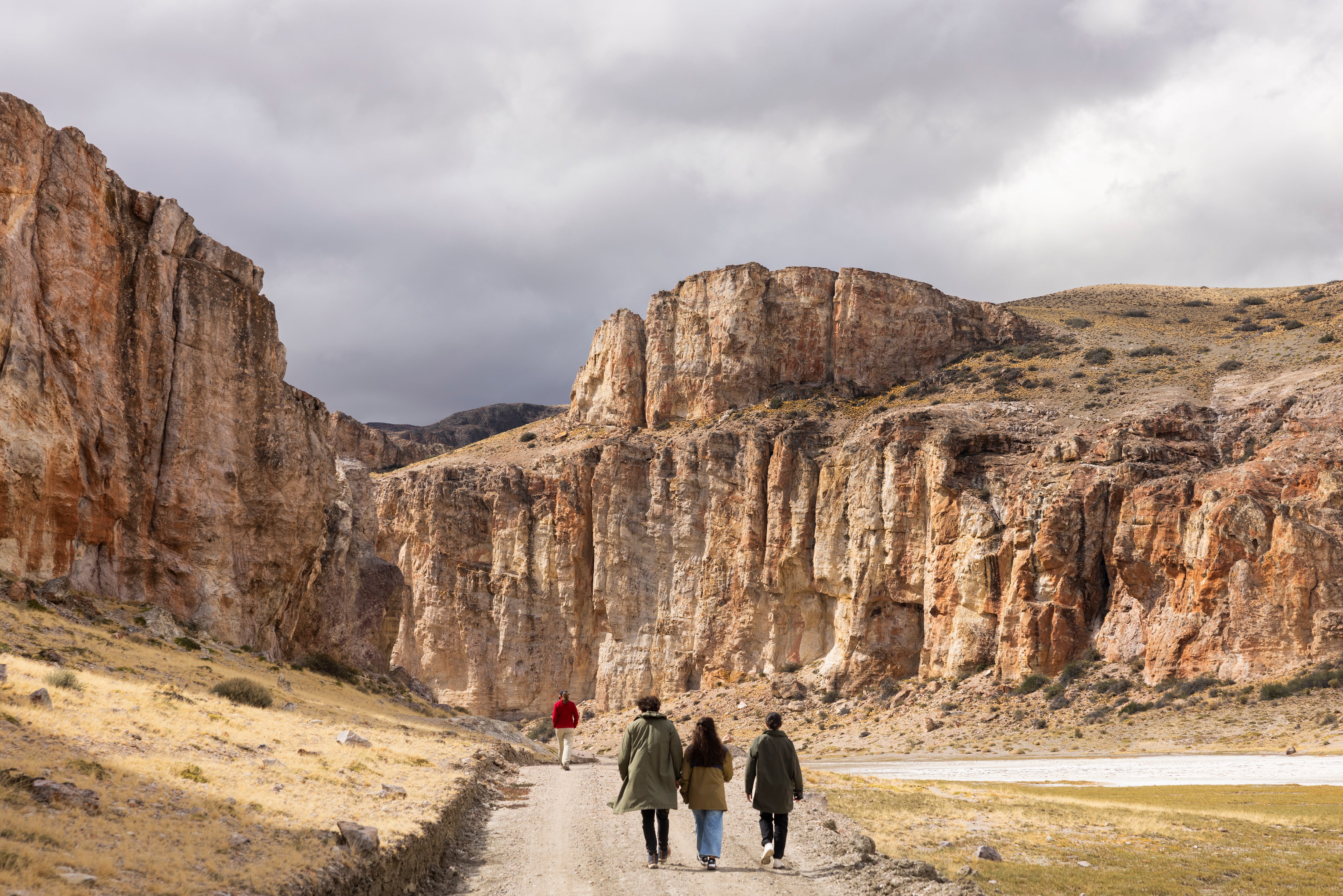 Las paredes rojizas del Cañadón Caracoles