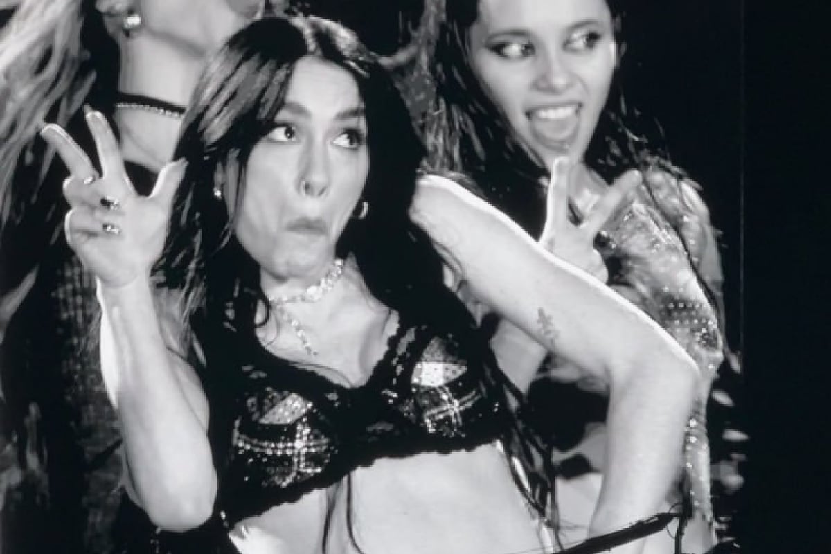 Lali realizó el gesto de los tres dedos en alusión al escándalo de presuntas coimas en la Andis