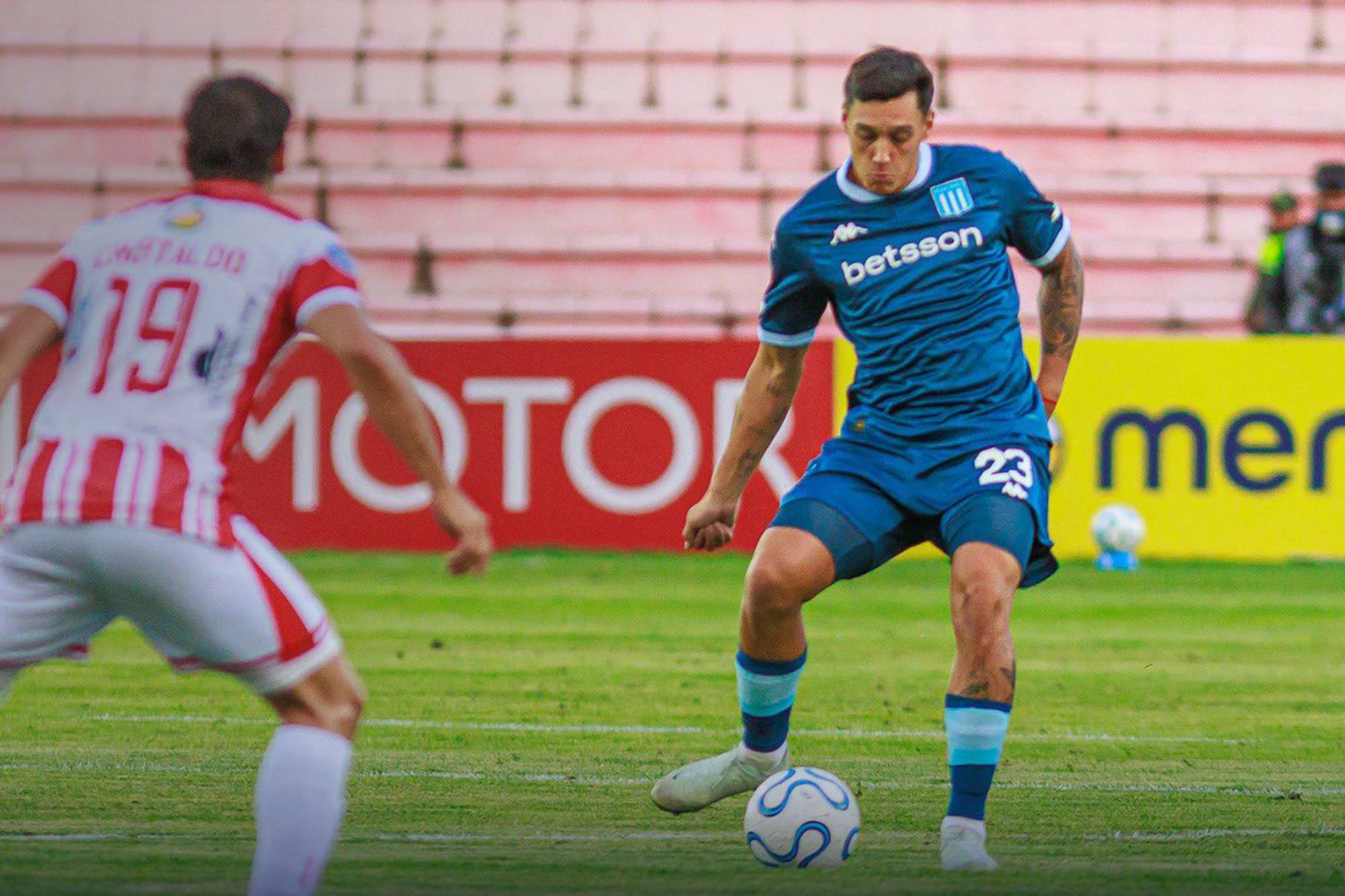 Nazareno Colombo da un pase ante Gustavo Cristaldo