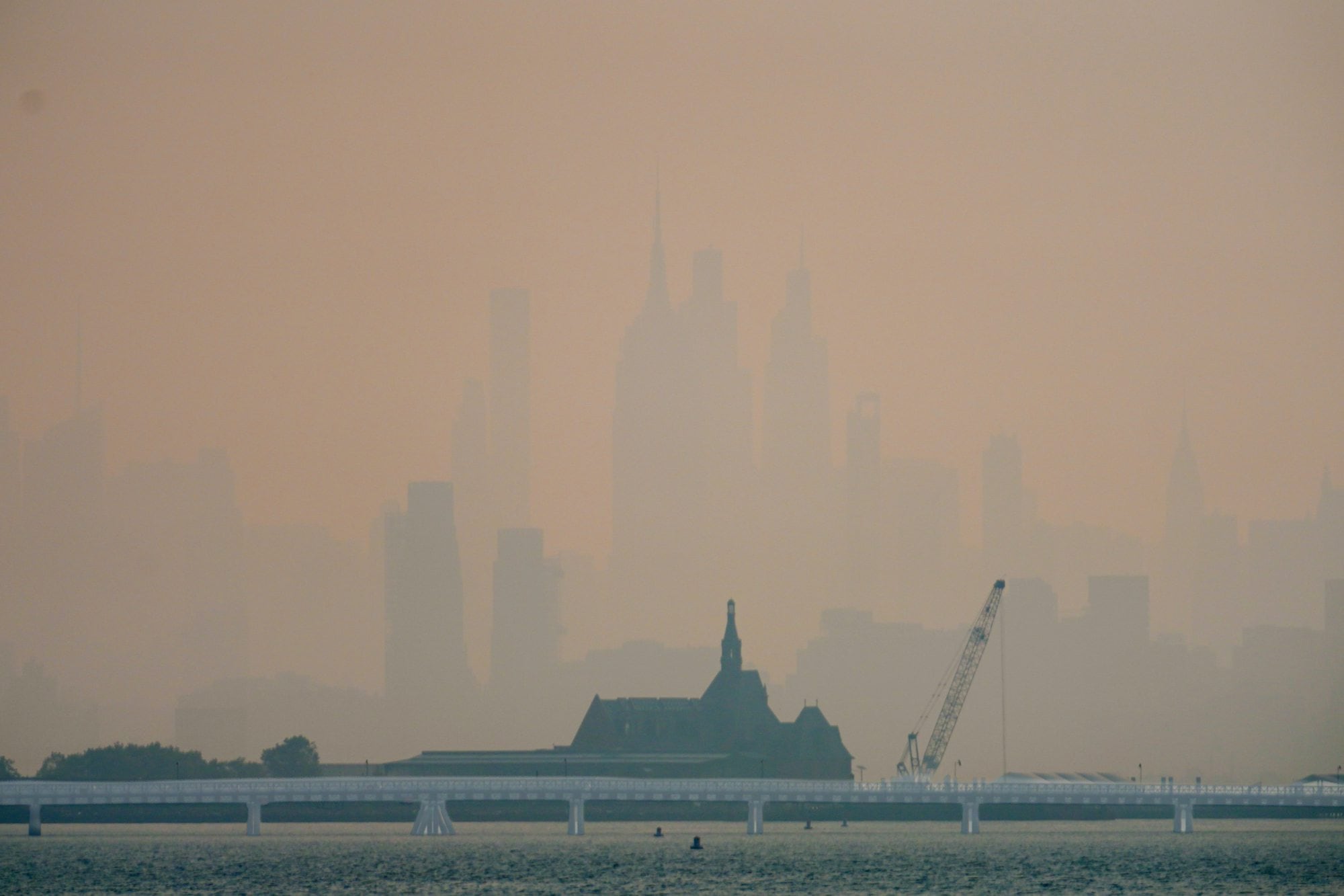 La ciudad de Nueva York, cubierta con una densa capa de humo por los incendios forestales, vista desde Nueva Jersey, el 17 de julio.