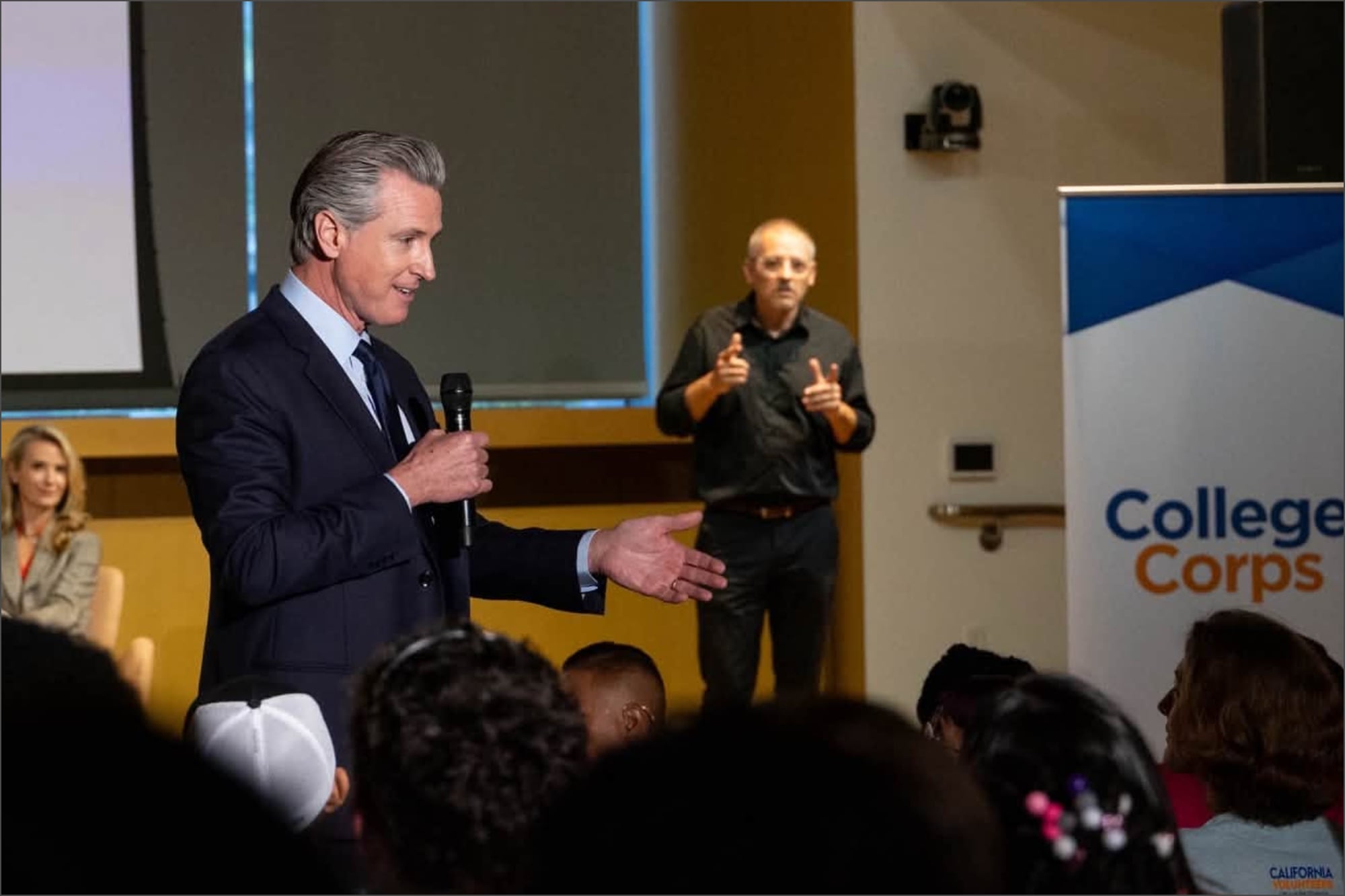 A través del programa Service Corps, impulsado por Newsom, California otorga hasta US$10.000 a estudiantes que cumplen 450 horas de servicio comunitario