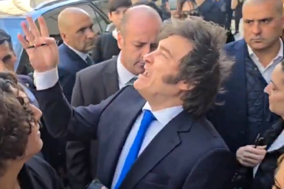 Javier Milei discute con un vecino de Mar del Plata durante su visita de la localidad balneraria