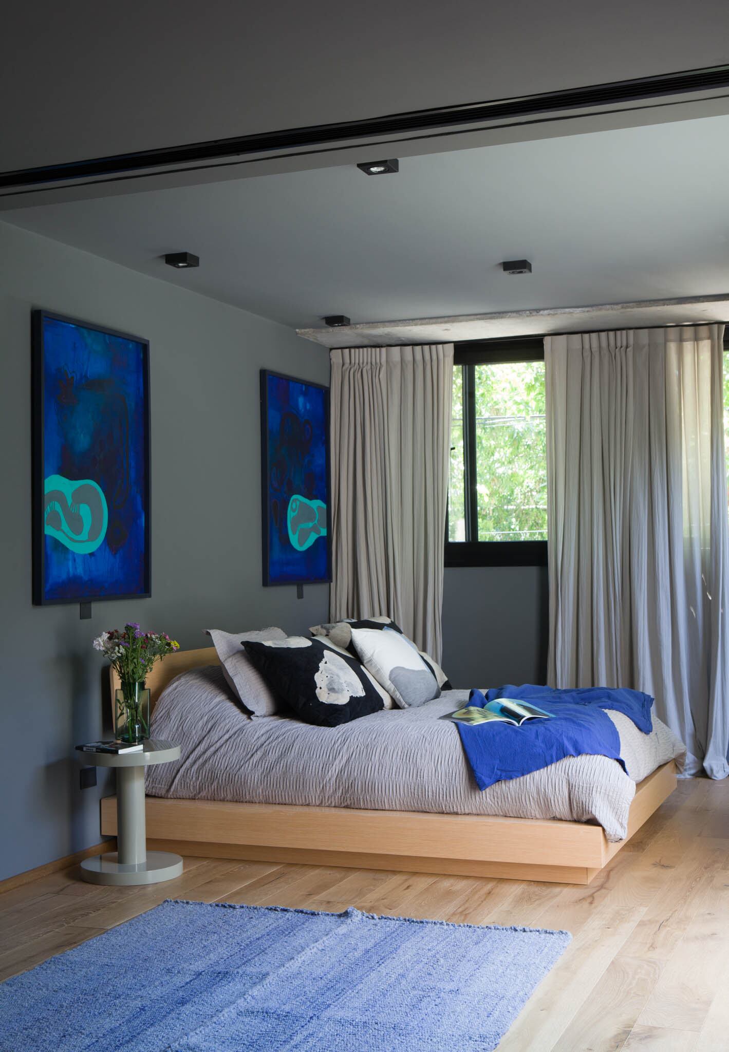 Cama (Gabriel García Cabrera). Alfombra (Elementos Argentinos).