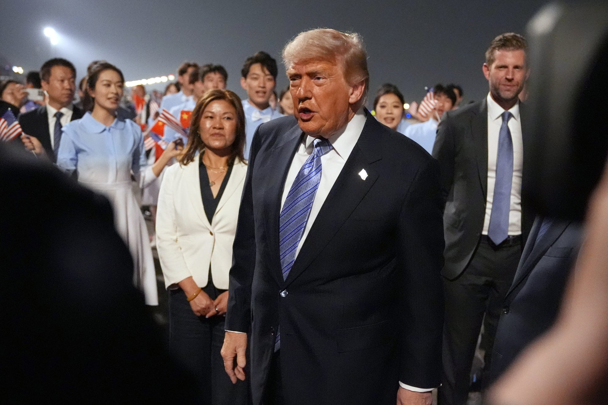 El presidente Donald Trump, a su llegada al aeropuerto de Pekín.