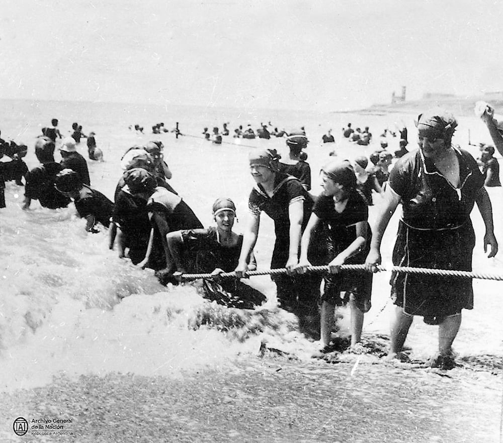 Los primeros trajes de baño eran muy pesados al mojarse, por lo que la inmersión era con la seguridad de una soga a la que aferrarse