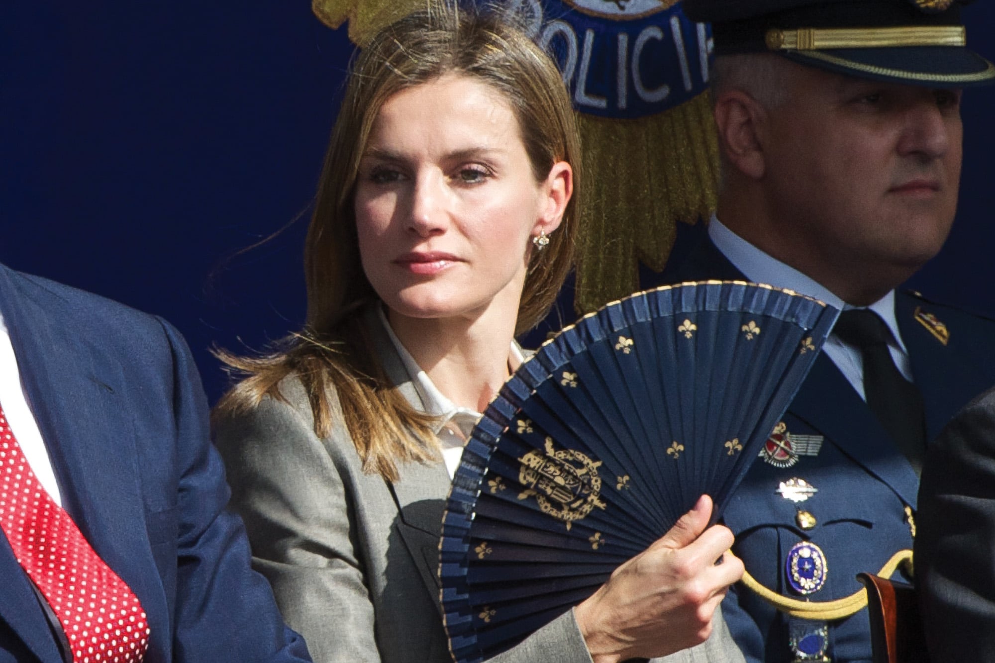 BIEN ROYAL. Durante el Día de la Policía Nacional, el 2 de octubre de 2013, con un abanico azul que tenía estampado el escudo de armas
del rey Juan Carlos I y la flor de Lis de la Casa de los Borbones