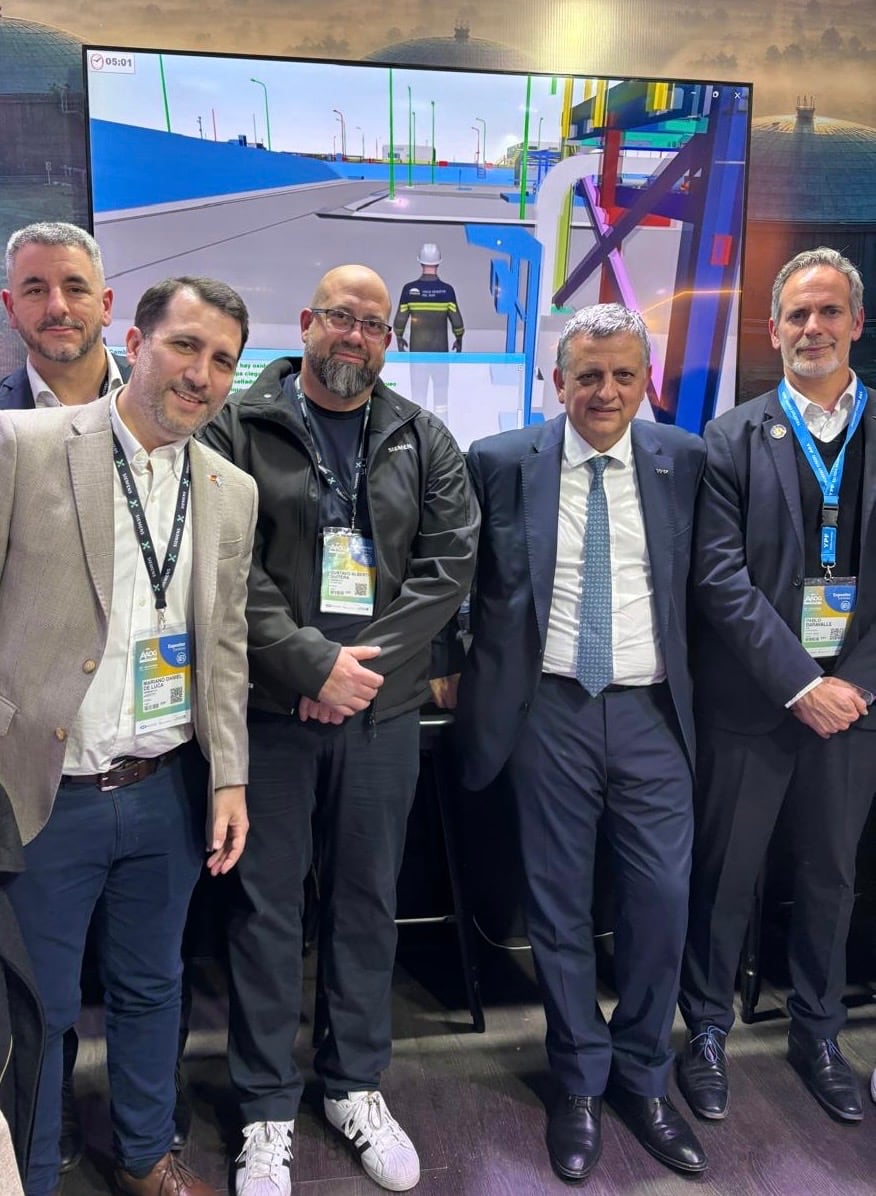 El equipo de Siemens Argentina junto a Horacio Marín, CEO y presidente del directorio de YPF, en la expo AOG