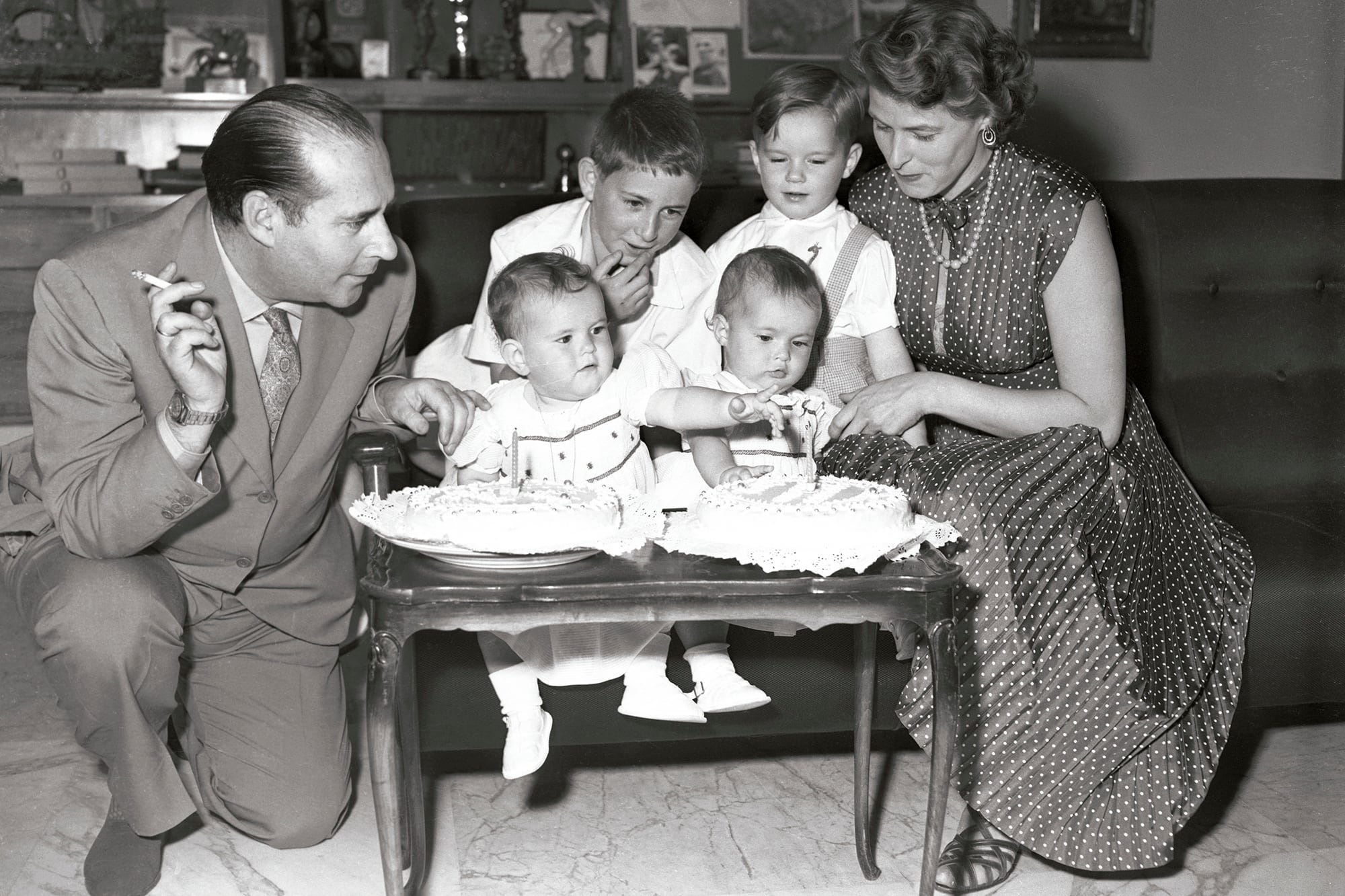 Junio de 1953. Roberto Rossellini e Ingrid Bergman junto a sus hijos Robertino, las hijas mellizas Isabella e Isotta y Renzo Rossellini (hijo del director y la diseñadora de vestuario Marcella de Marchis)