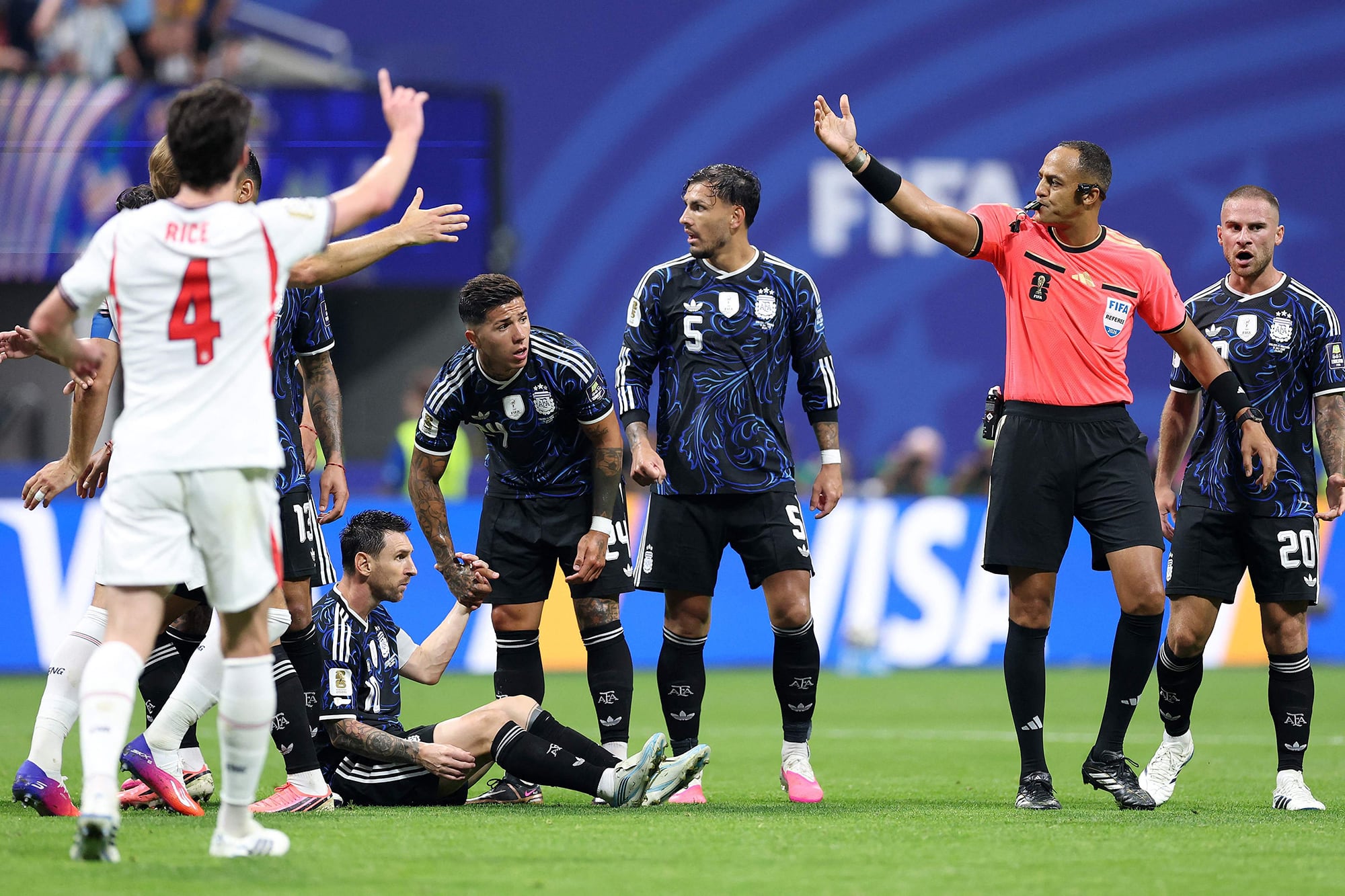 Lionel Messi apiló jugadores ingleses en un contraataque y lo tumbaron a la fuerza