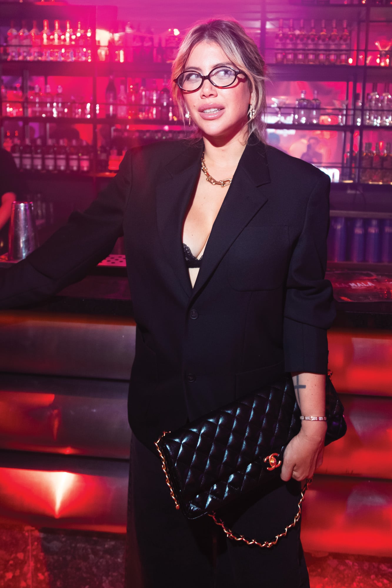 Wanda Nara eligió un traje de saco y pantalón, al que le sumó una cartera de cuero Chanel