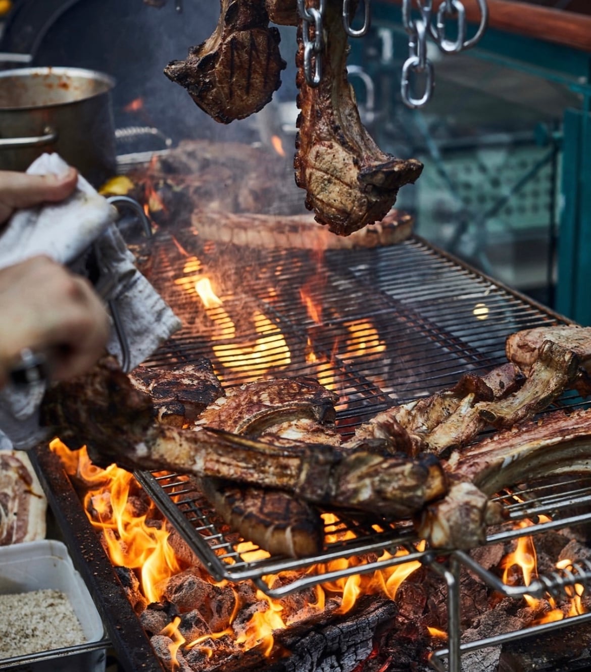 El festival también contará con un mercado donde se podrán encontrar quesos, embutidos, conservas, sales, especias, salsas e infusiones ahumadas