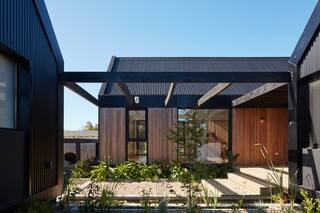 Una casa en Maldonado, diseñada para recibir visitas argentinas sin interrumpir la rutina familiar