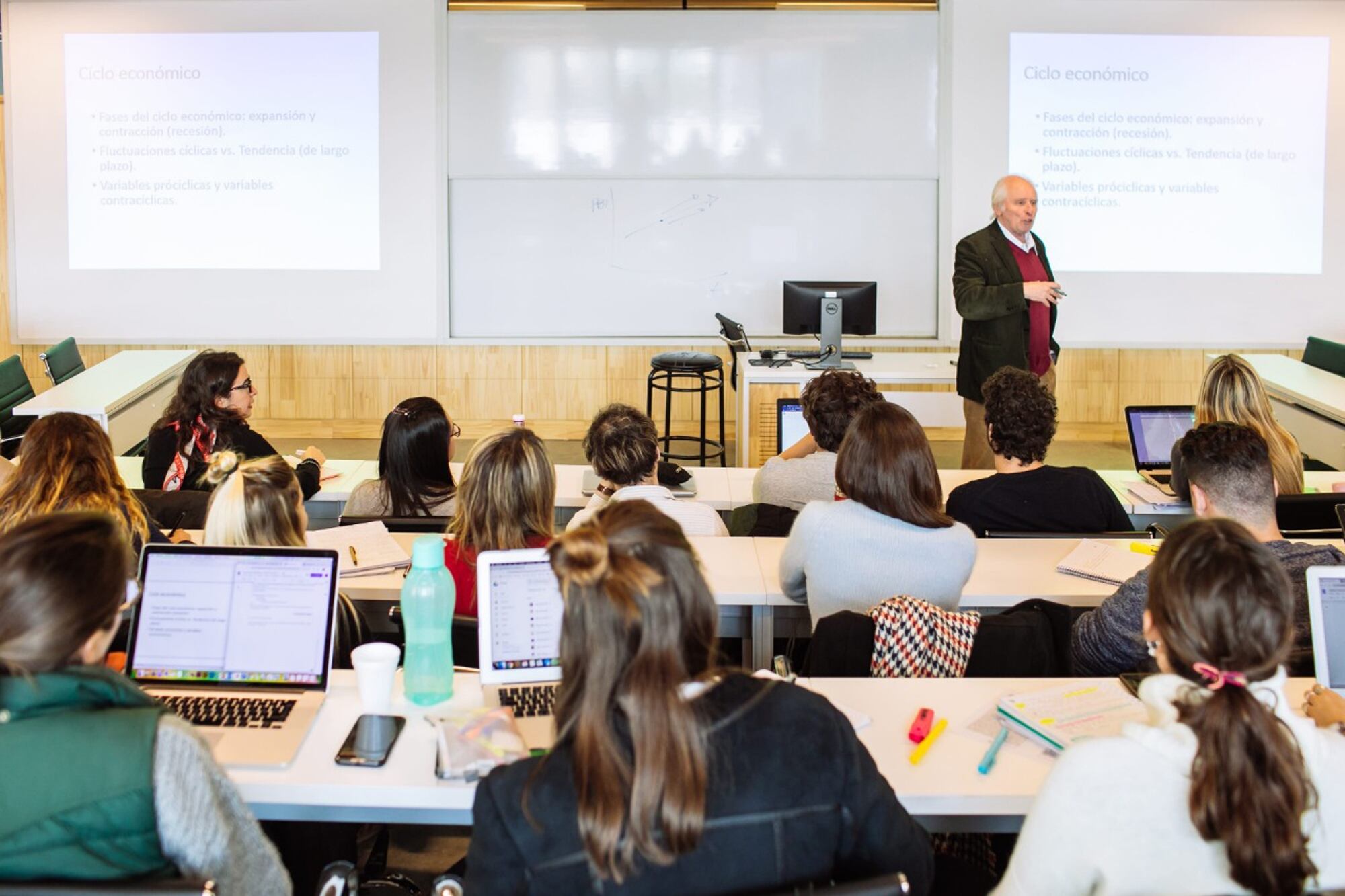 La clase del historiador económico Pablo Gerchunoff en la Universidad Torcuato Di Tella