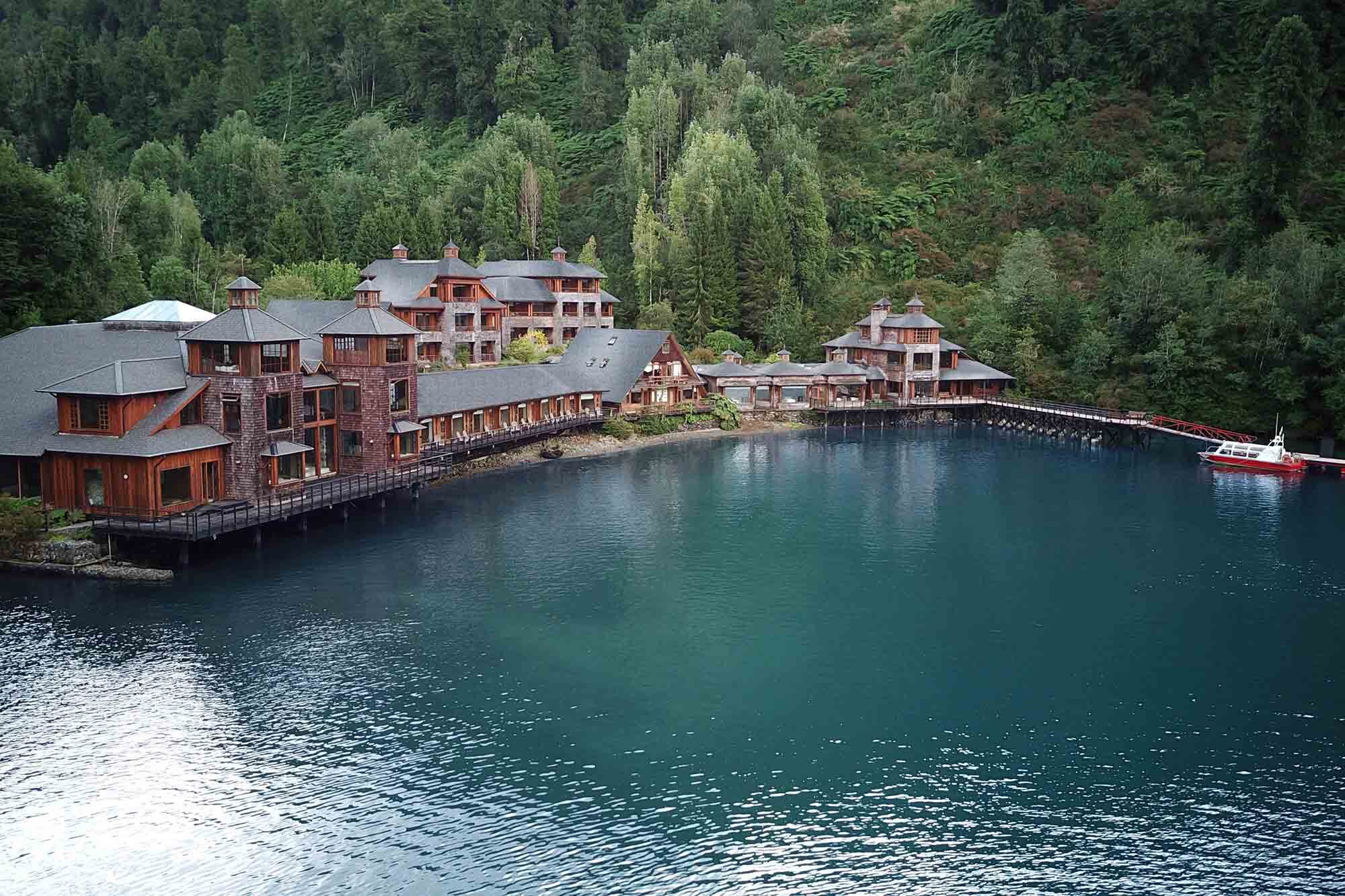El Puyuhuapi fue construido a orillas de la Bahía Dorita sobre uno de los tantos fiordos de la costa chilena y está rodeado del exuberante bosque austral.
