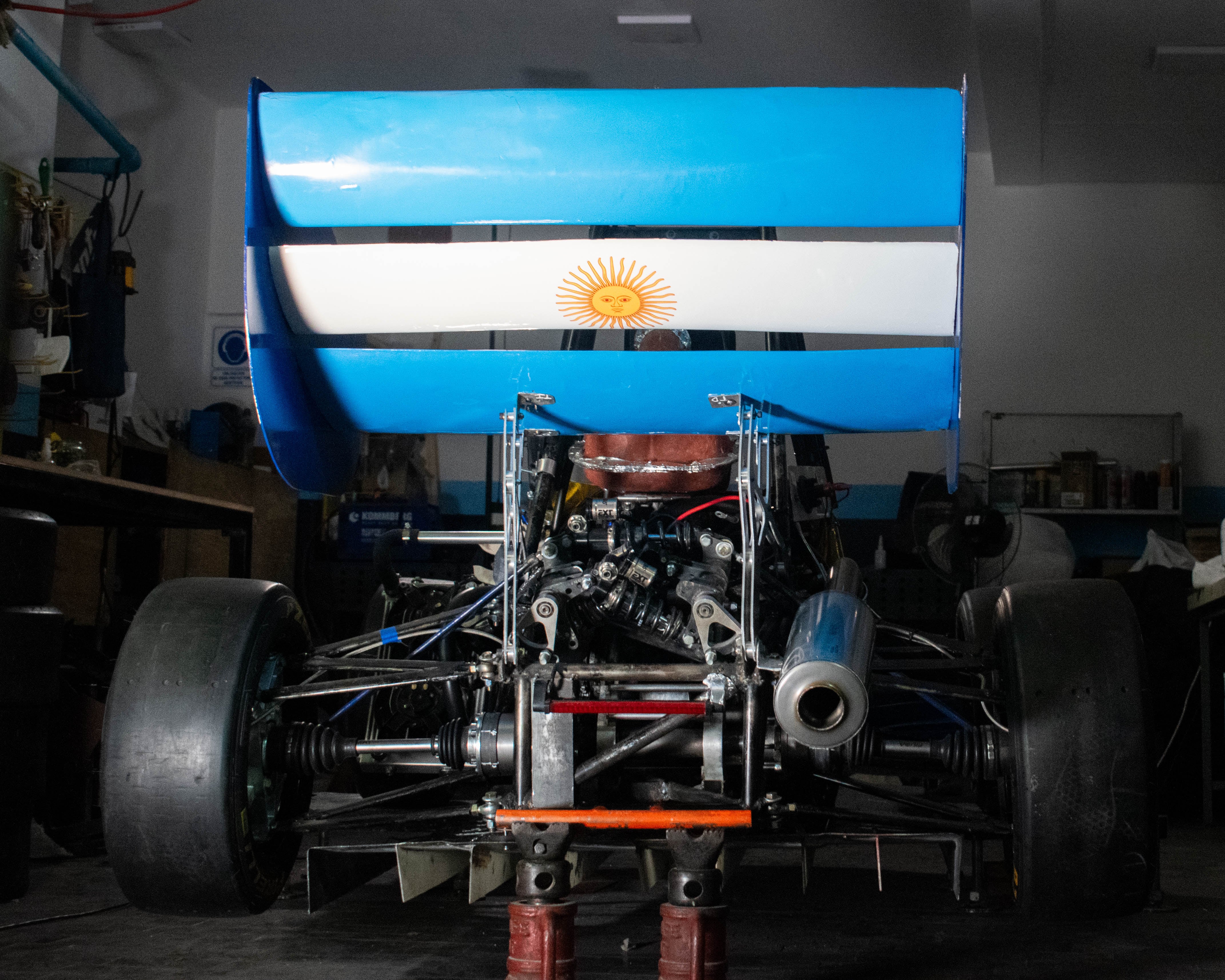 El alerón albiceleste de monoplaza de FIUBA Racing (foto de Gianna Lucchini)