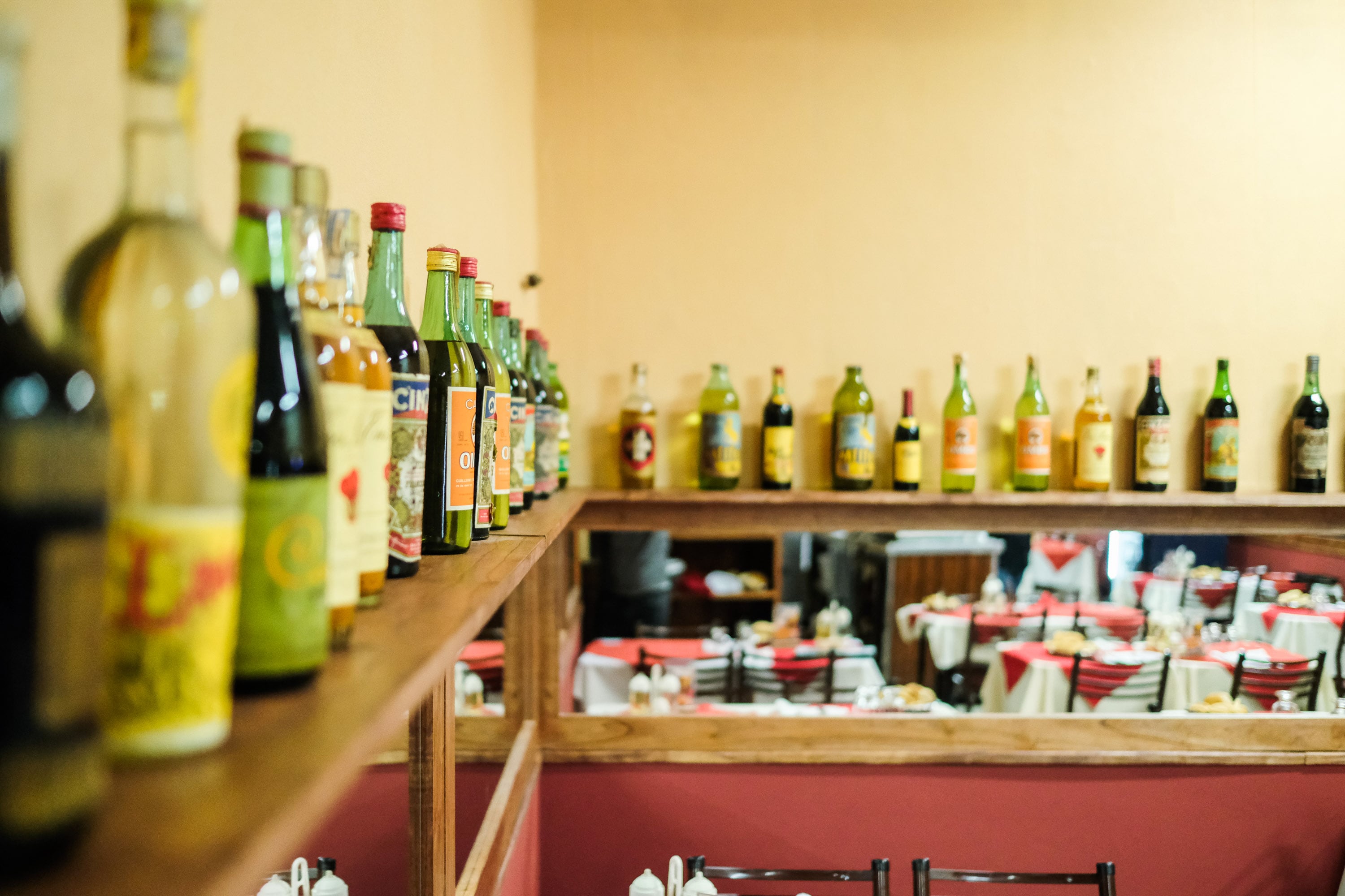 Botellas como parte de la decoración del salón