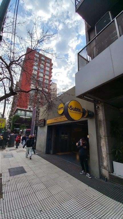Sobre el predio está construido el acceso a la estación Santa Fe–Carlos Jáuregui de la Línea H