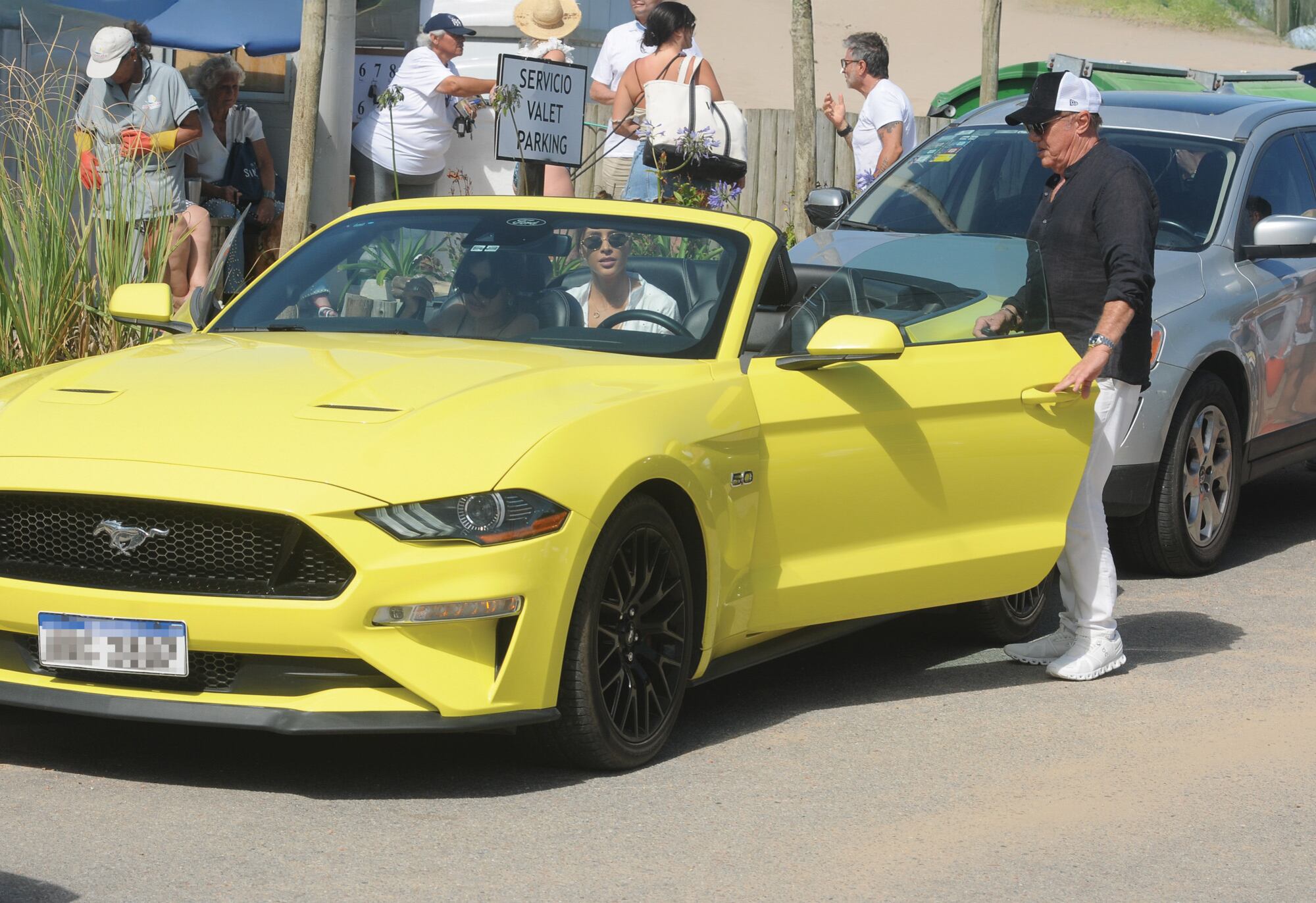 Alberto (h) Roemmers traslada a Uruguay su Mustang GT, con motor 5.0, y, como buen fierrero, lo maneja feliz.
