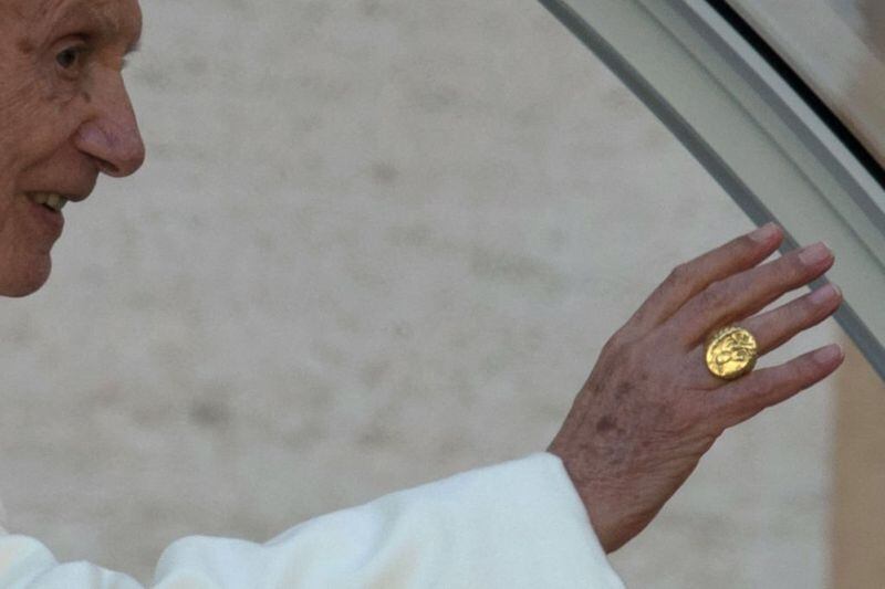 El anillo del pescador que llevaba Benedicto XVI durante su pontificado.