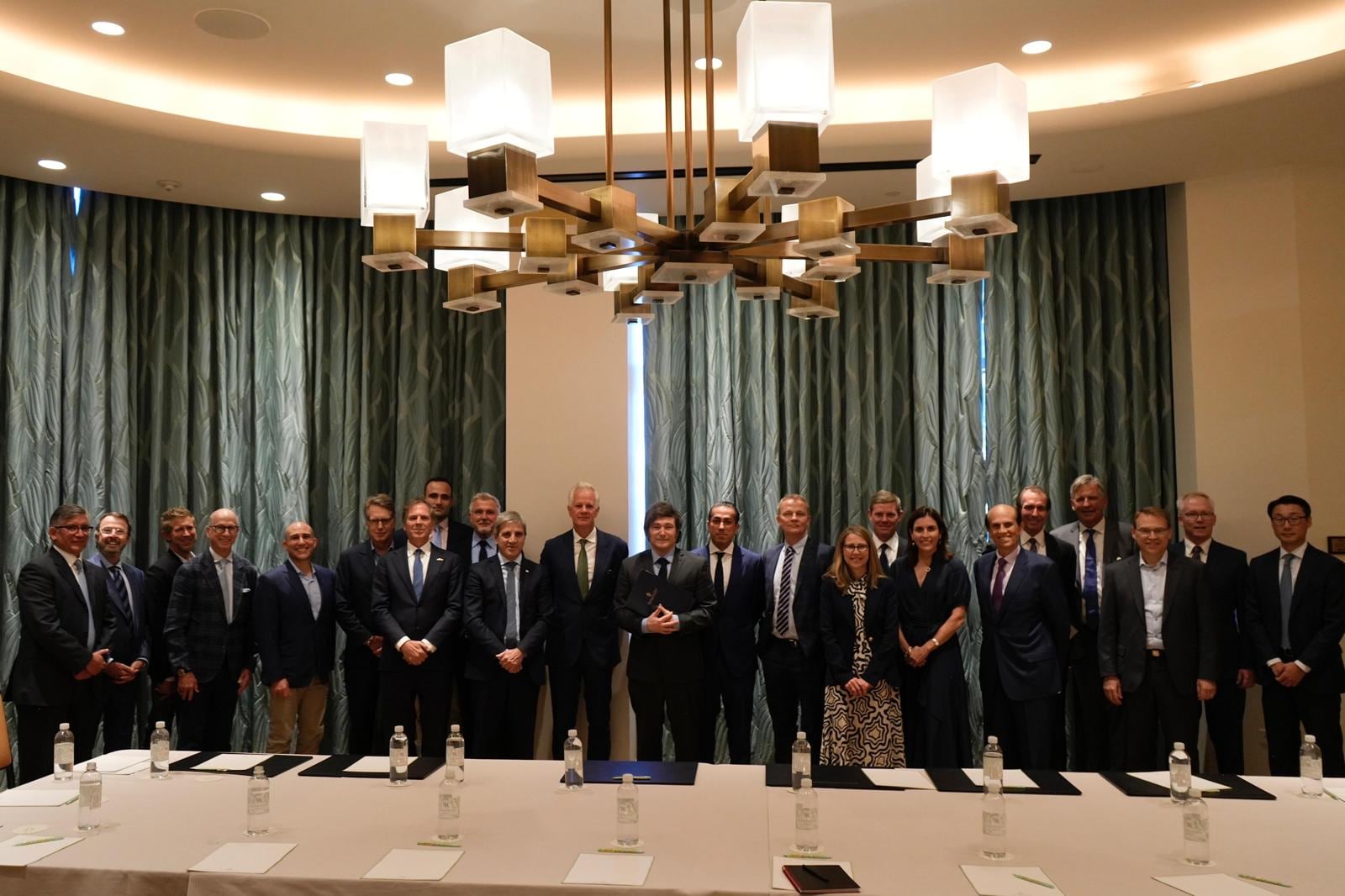 Javier Milei, en un encuentro con empresarios e inversionistas en Los Ángeles, con Michael Milken como anfitrión.