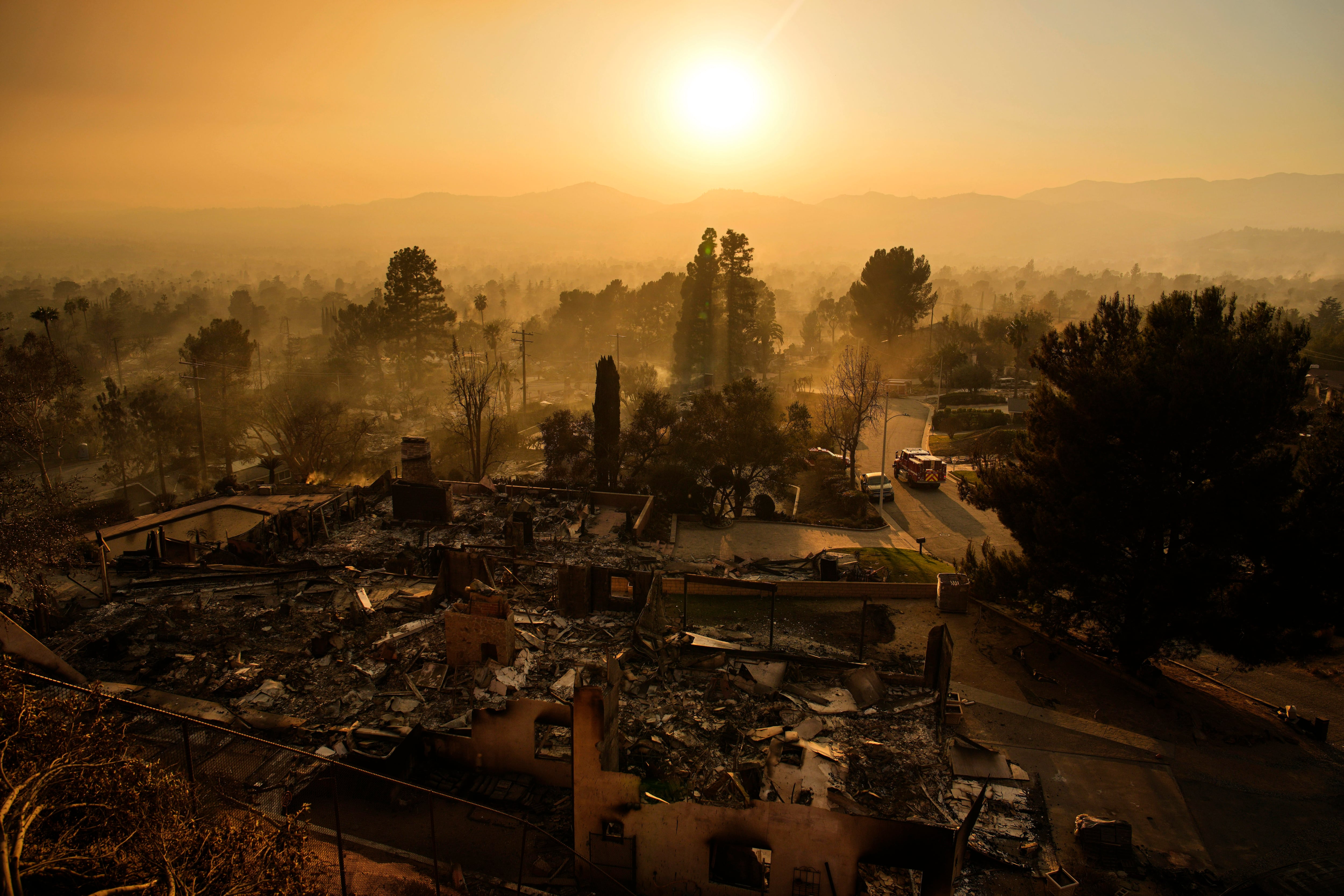 ARCHIVO - Un vehículo de emergencia atraviesa un barrio devastado por el incendio Eaton, el jueves 9 de enero de 2025, en Altadena, California. (AP foto/John Locher, archivo)