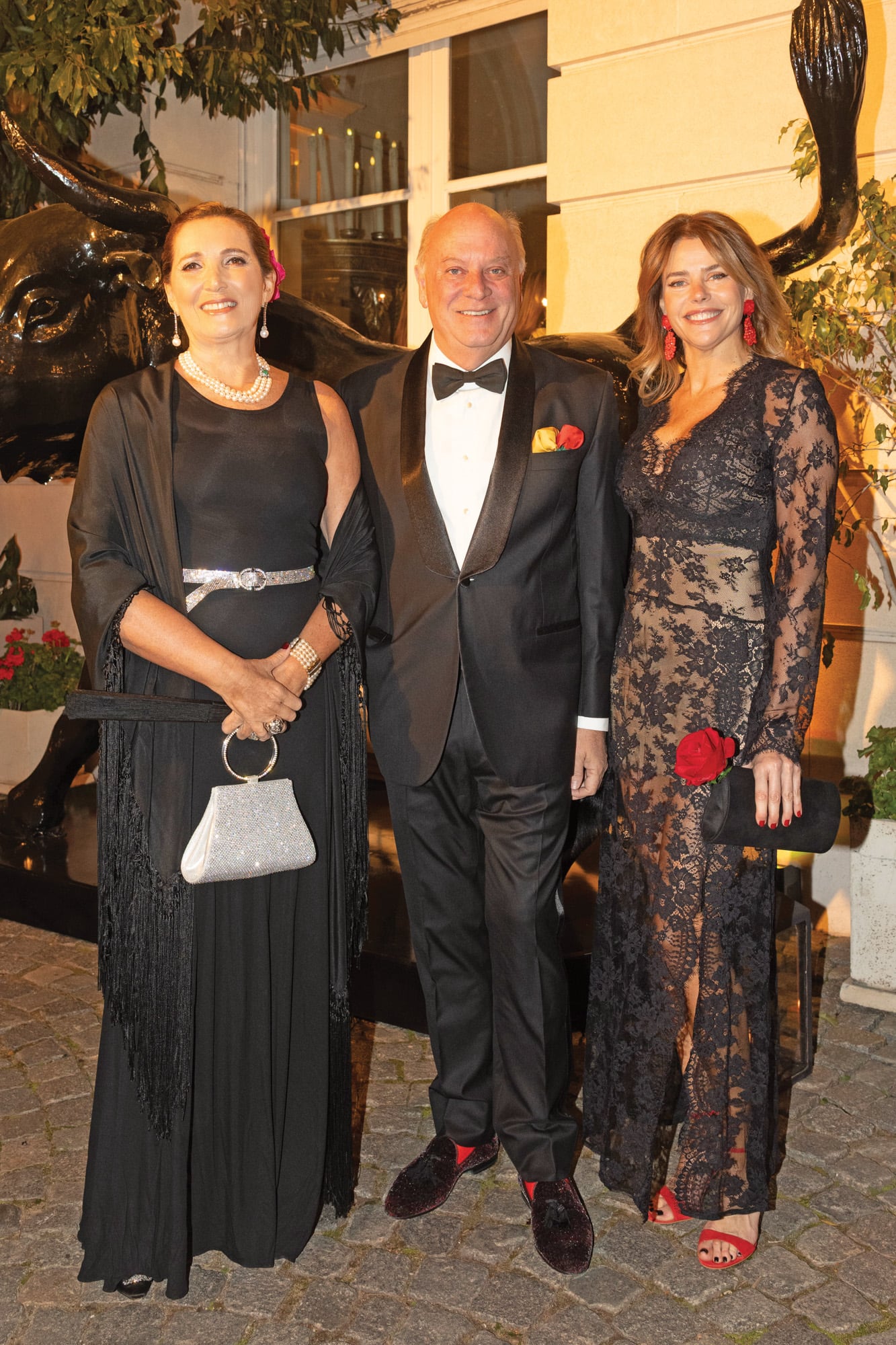 Dora Sánchez, Martín Cabrales y Mariana Galante posaron delante de una de las dos esculturas de toros que custodiaban la entrada