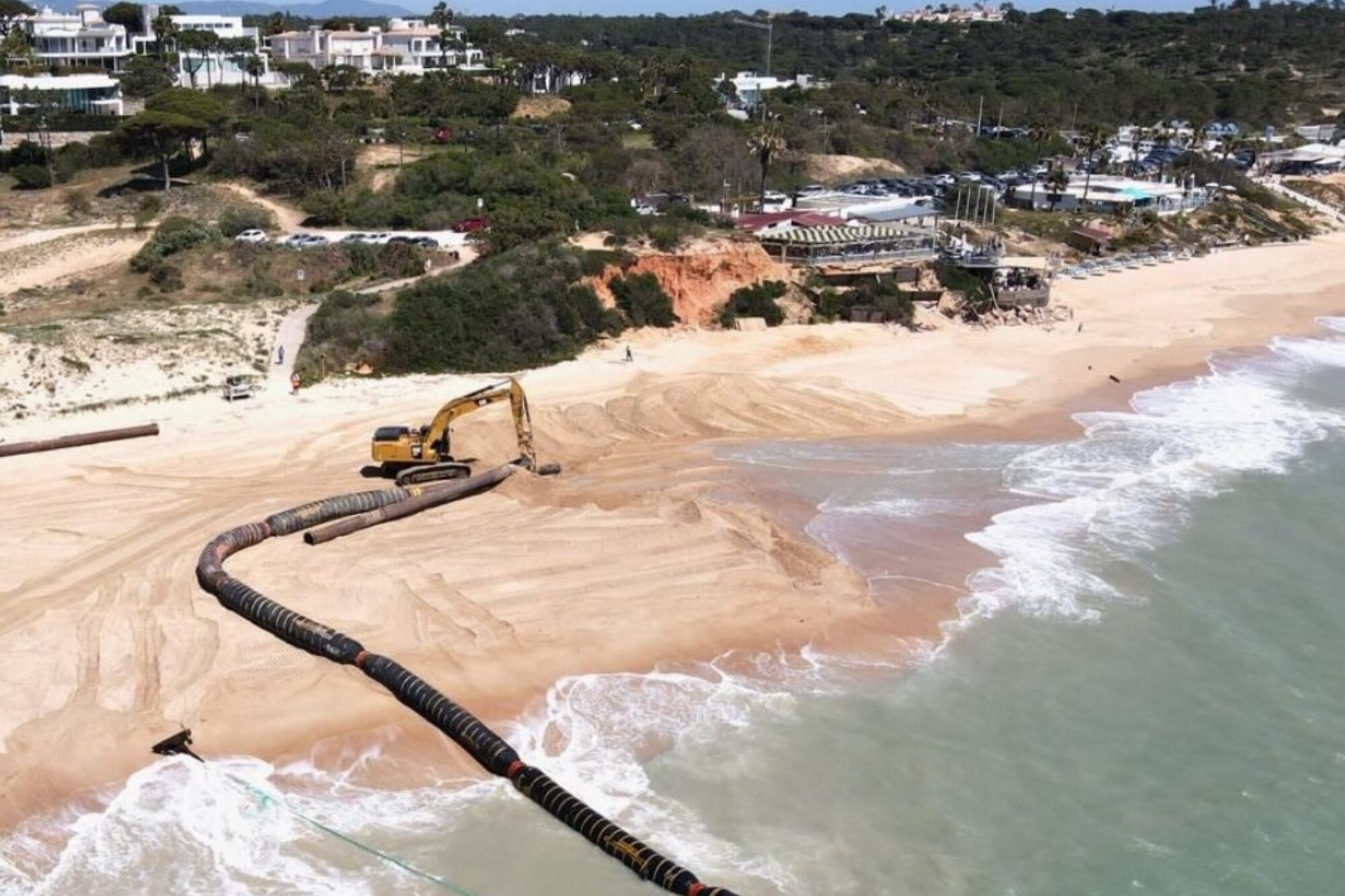 El megaoperativo que implementó Portugal para salvar una de sus playas más famosas: demandó 1,4 millones de metros cúbicos de arena
