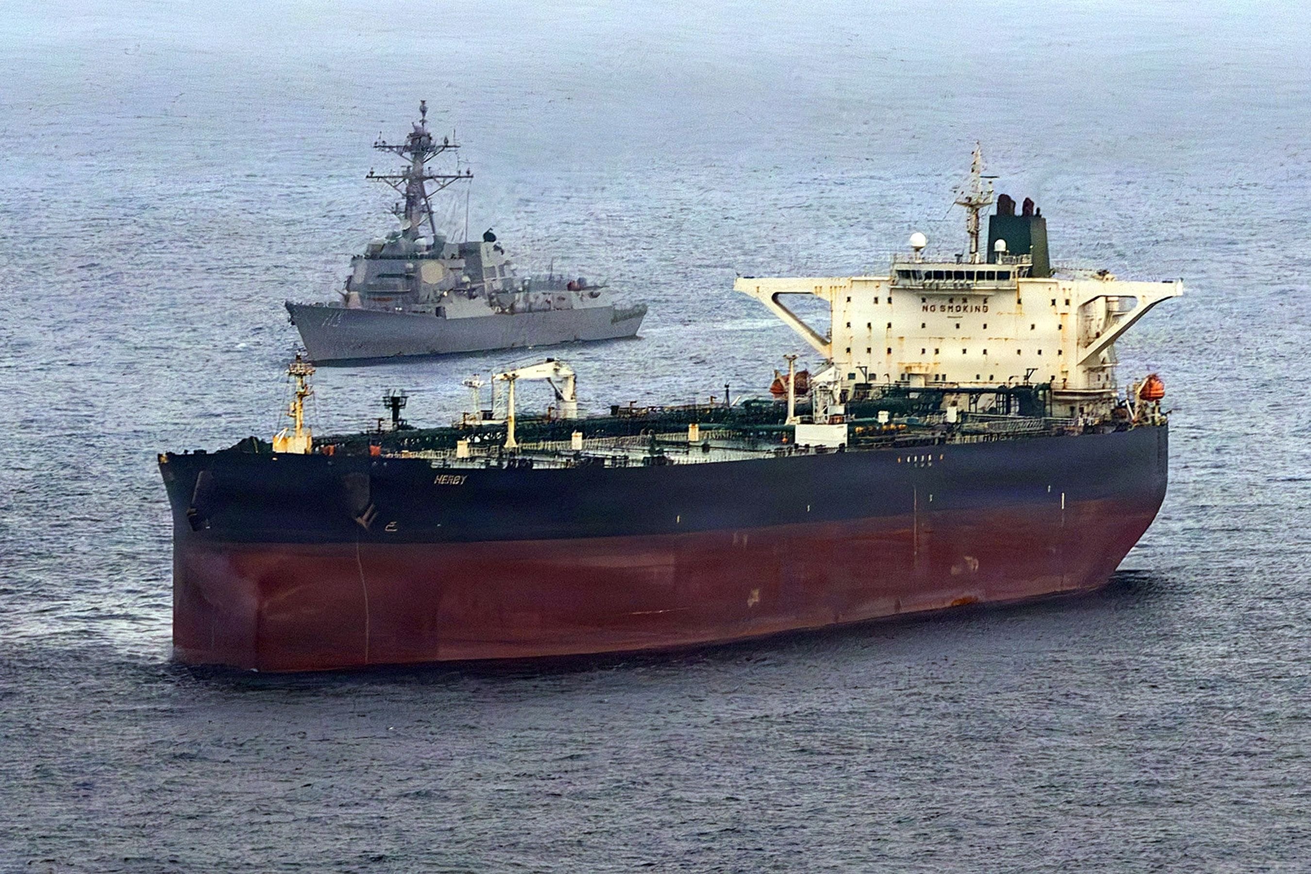 El destructor norteamericano USS Rafael Peralta implementando un bloqueo contra un buque petrolero con bandera iraní, el 24 de abril de 2026