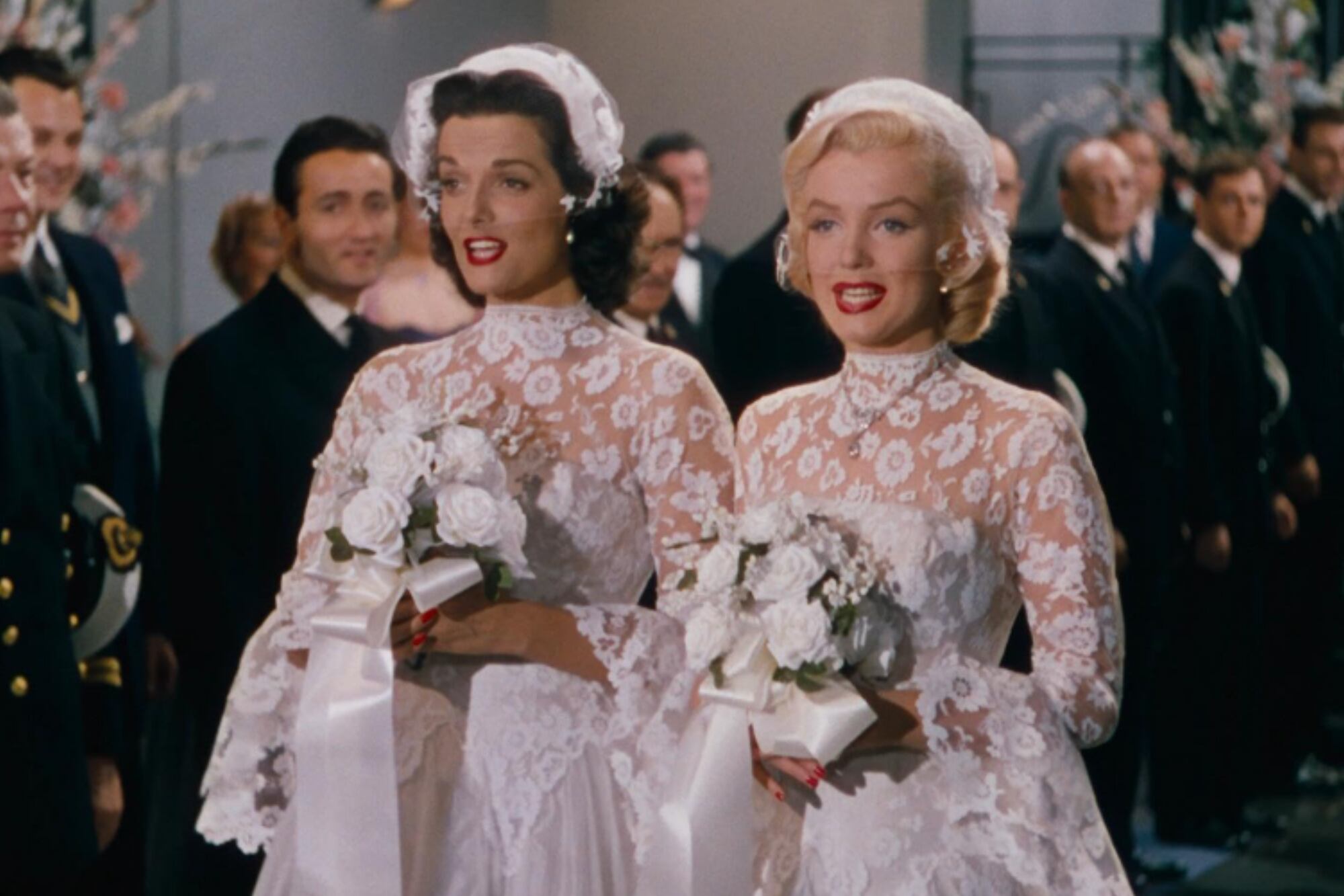 Los vestidos que usaron las actrices Jane Russell y Marilyn Monroe en Los caballeros las prefieren rubias (Foto: IMDb)