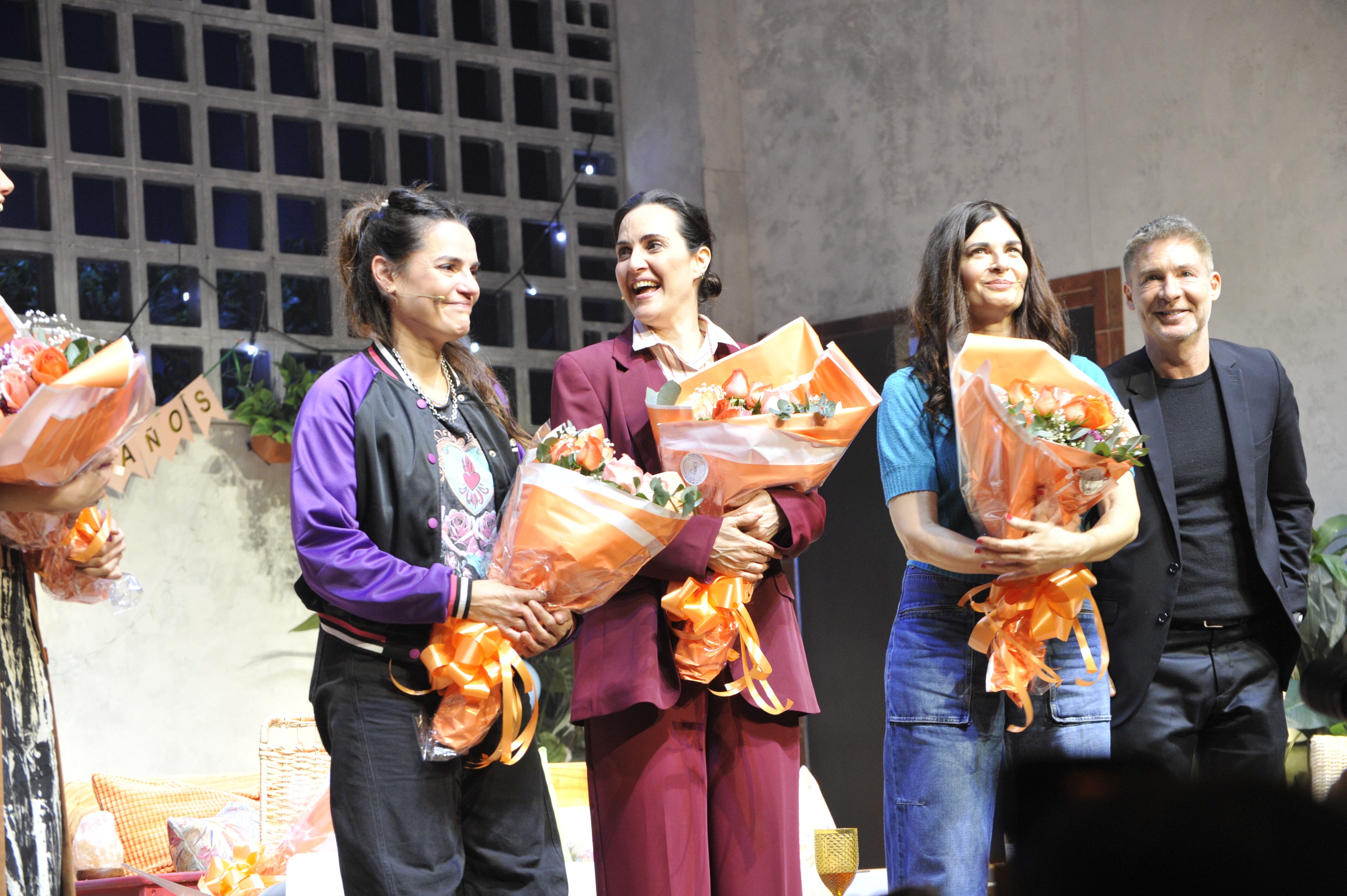 Pilar Gamboa, Julieta Díaz, Soledad Villamil y Adrián Suar reciben la ovación del público presente en la función de prensa de Las Hijas, la obra que marca el debut como director teatral de Suar