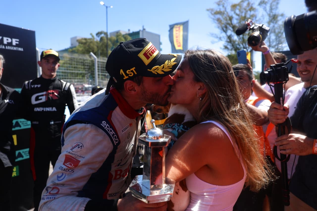 Franco Riva volvió al TC2000, hizo historia en el callejero de Buenos Aires y festejó a pura emoción 4 Franco Riva festejando luego de la carrera junto con su mujer