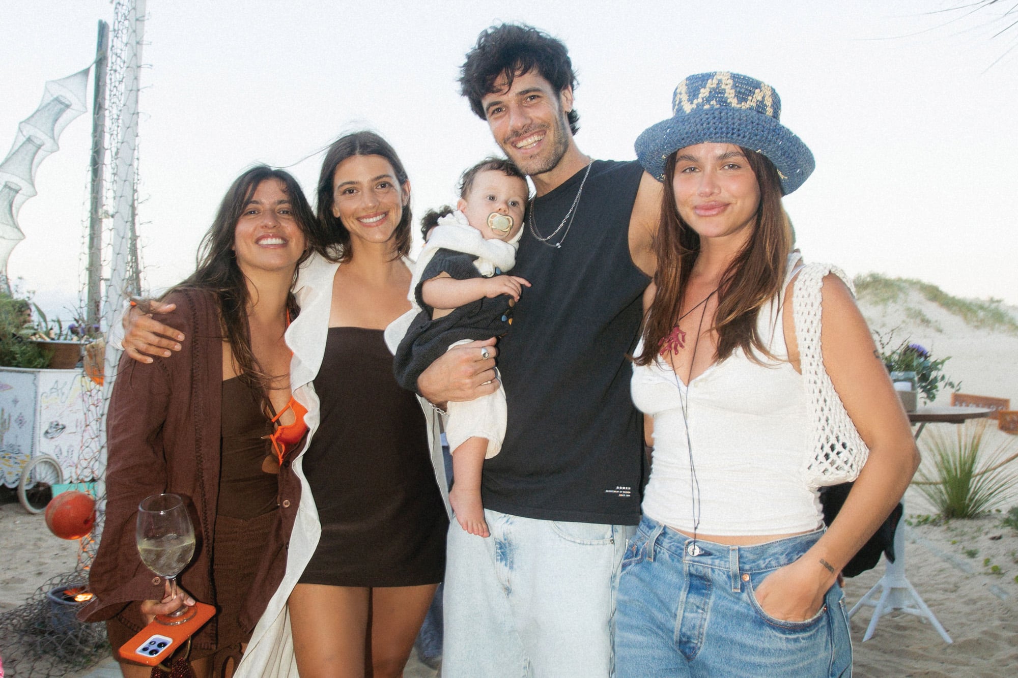 Marou y Calu Rivero con Victoria Saravia, Manu Desrets y su hijo, Lío