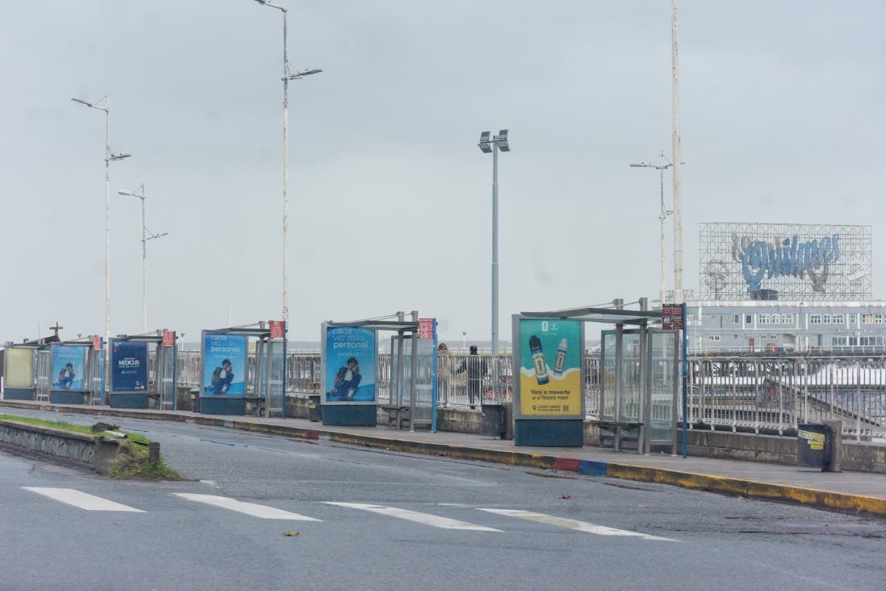 temporal de viento y olas de 5 metros en escolleras de Mar del Plata