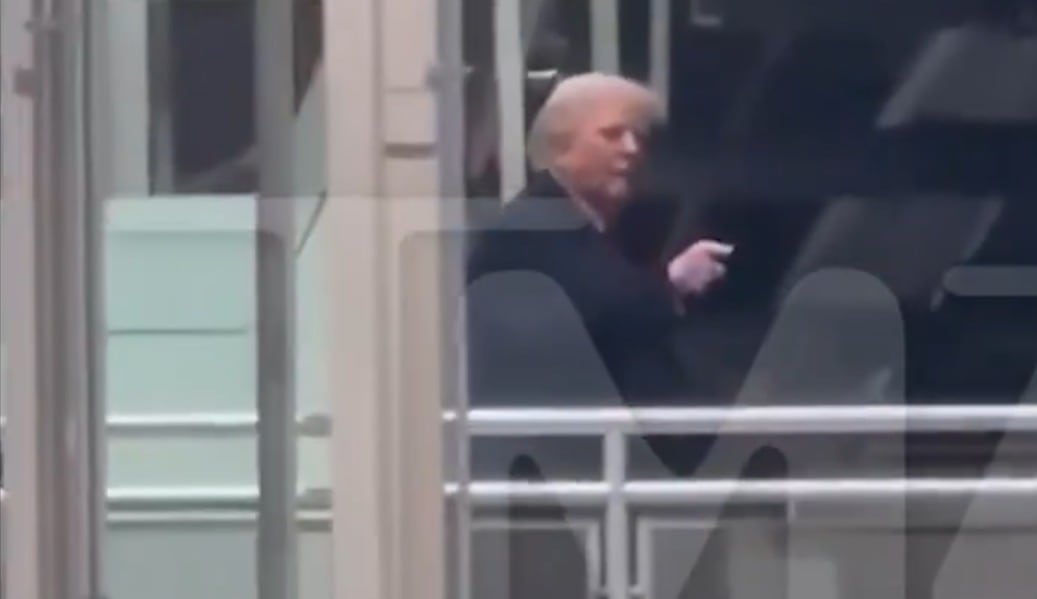 Trump fue filmado haciéndole un gesto obsceno a una persona que le gritó un improperio en una fábrica